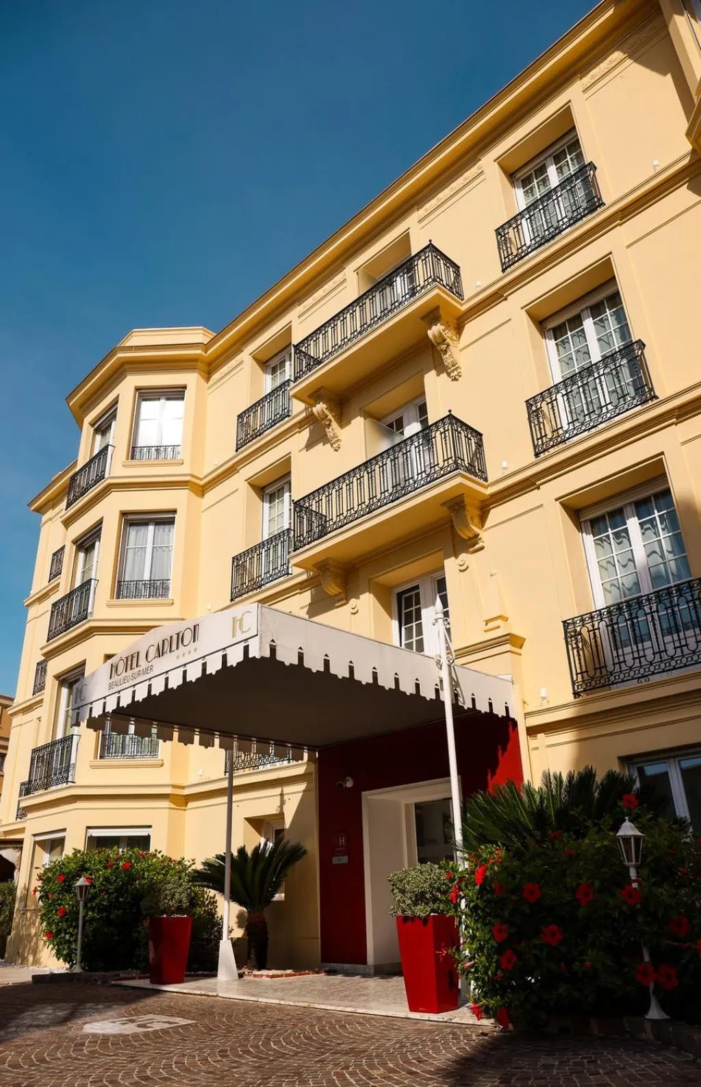 Property building in Hotel Carlton