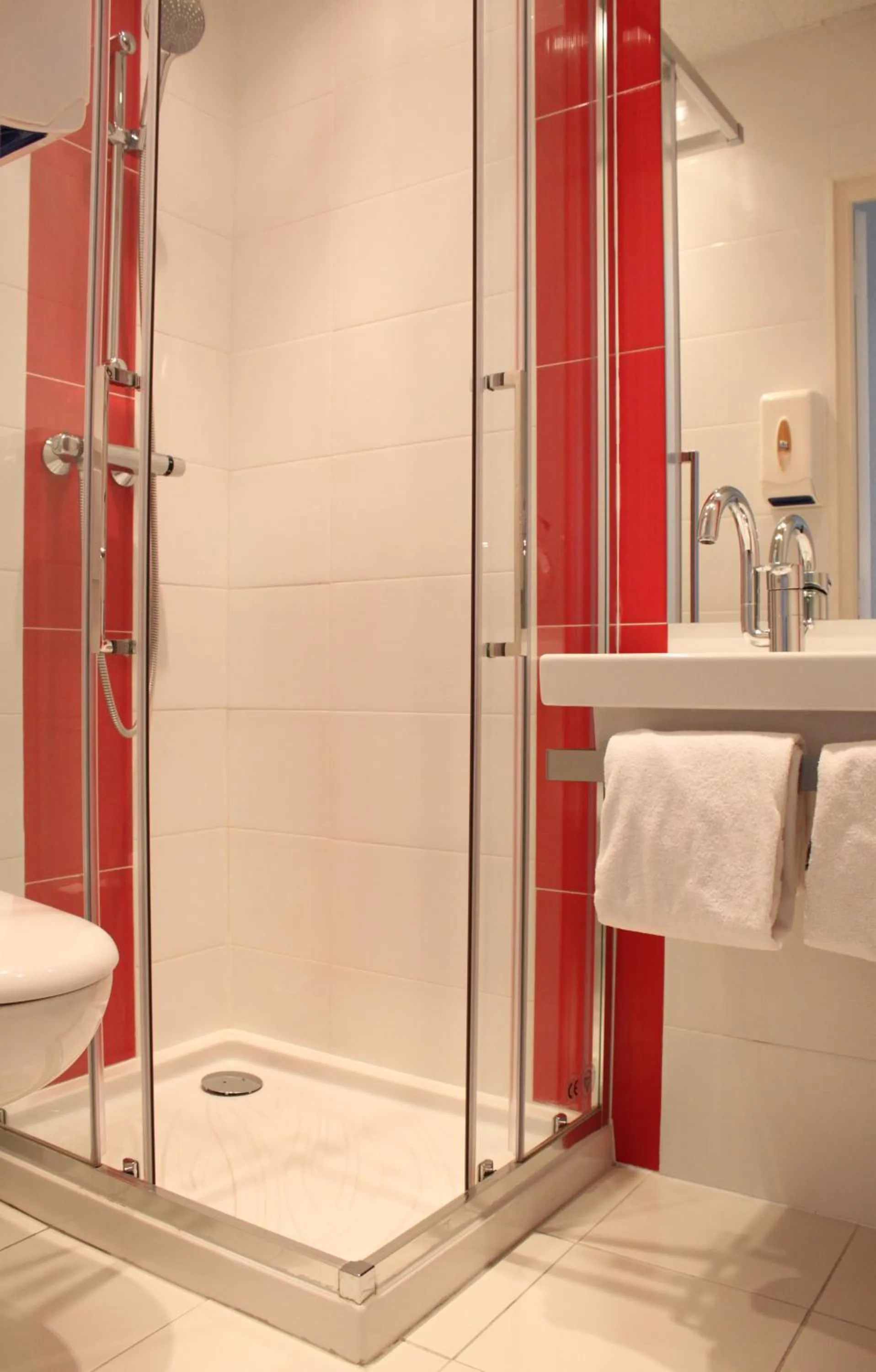 Bathroom in le paris brest hotel