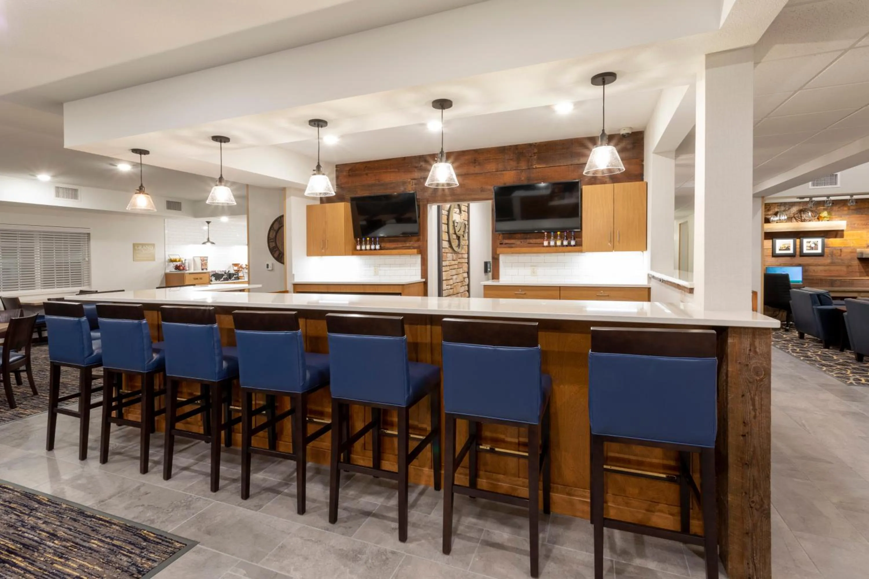 Lounge or bar in GrandStay Hotel & Suites Rock Valley