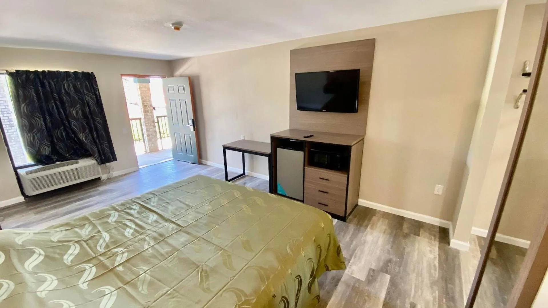 Bed in Brentwood Inn & Suites