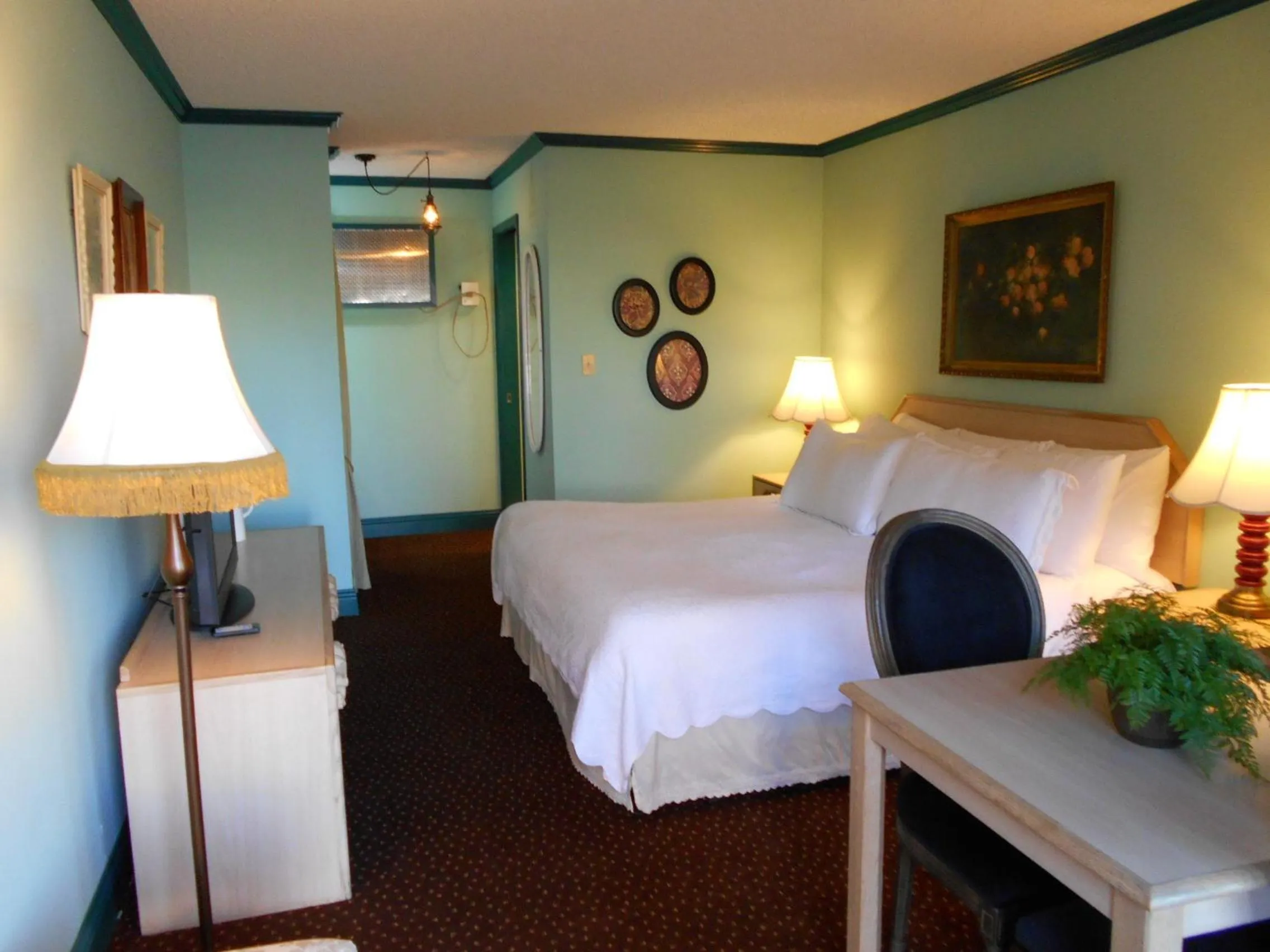 Photo of the whole room, Bed in Victorian Inn