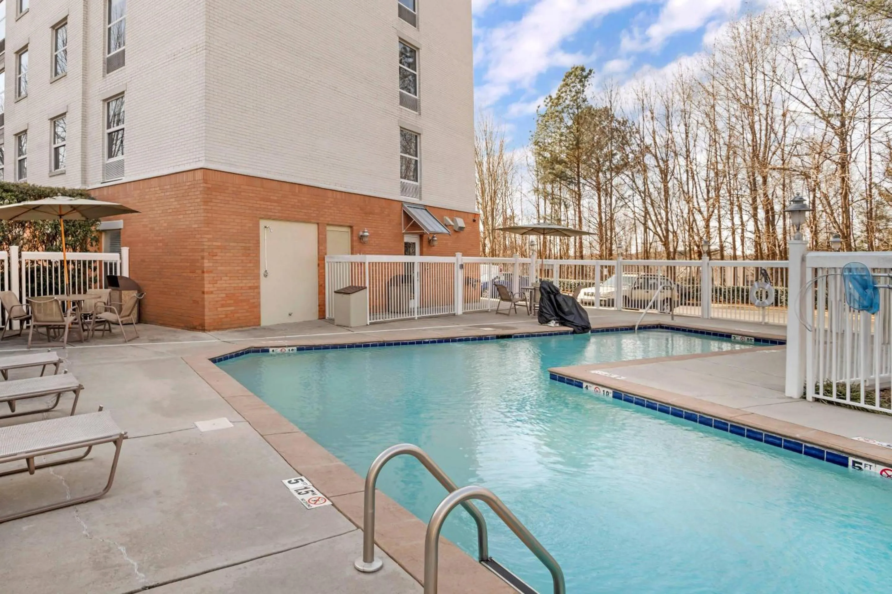 Swimming pool in Comfort Suites near Birkdale Village- Huntersville