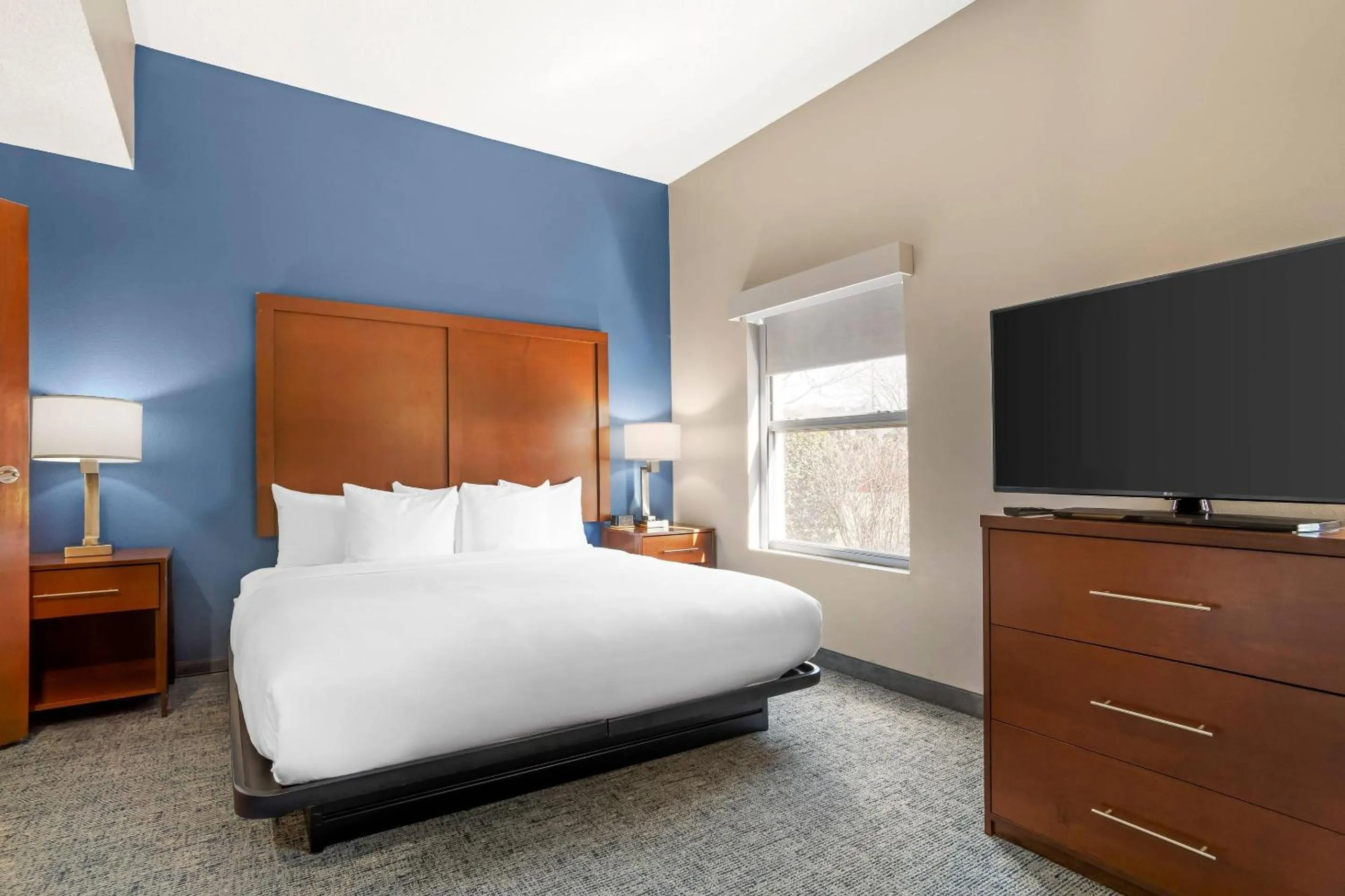 Bedroom, Bed in Comfort Suites near Birkdale Village- Huntersville
