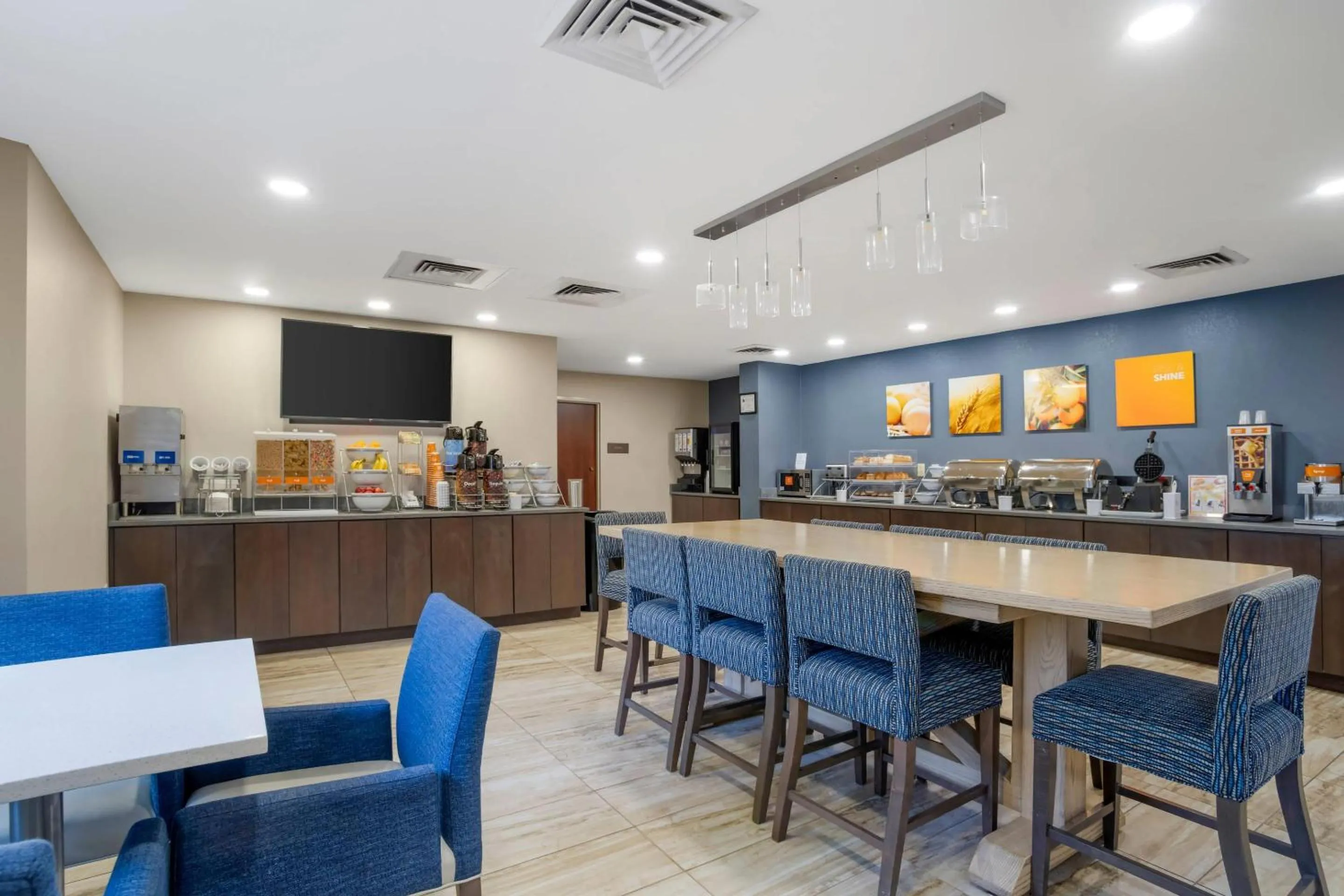 Breakfast in Comfort Suites near Birkdale Village- Huntersville