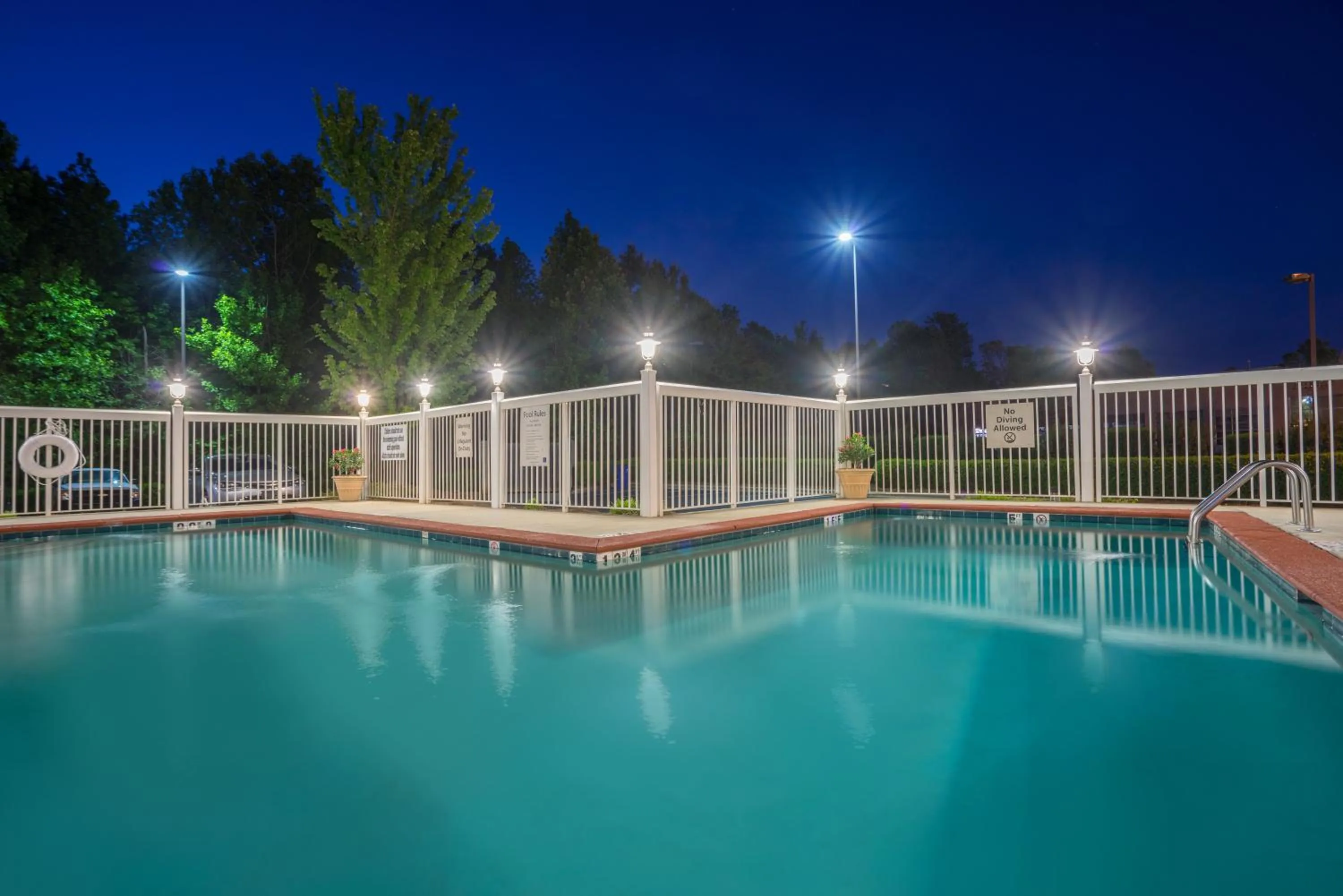 Swimming pool in Comfort Suites near Birkdale Village- Huntersville