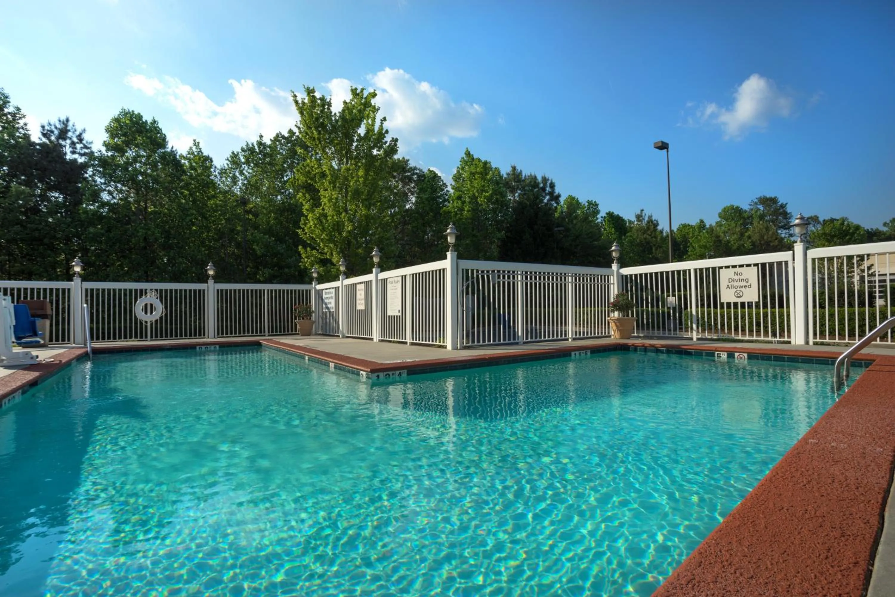 Swimming pool in Comfort Suites near Birkdale Village- Huntersville
