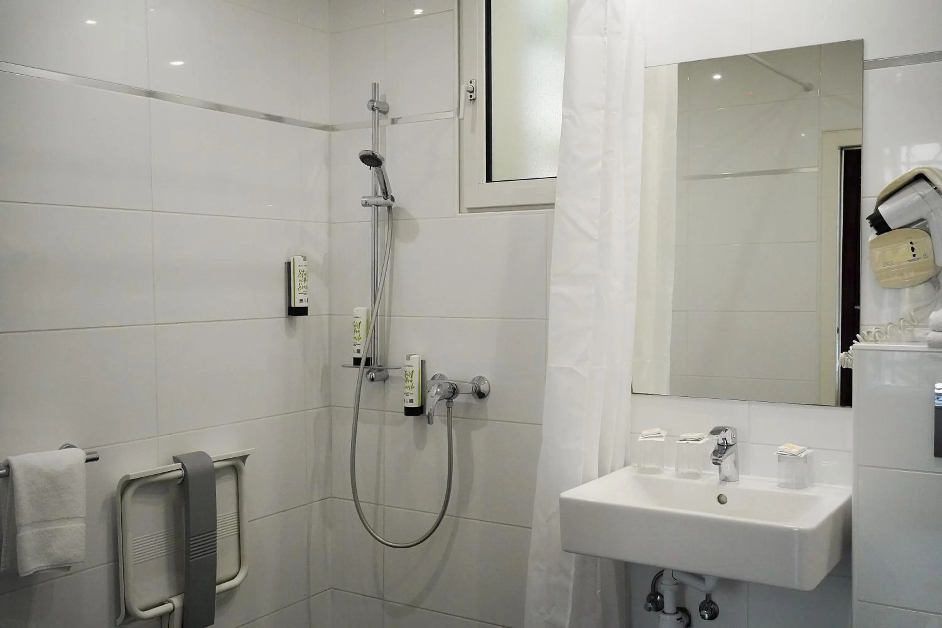 Shower in Hotel Gabriel Issy Paris