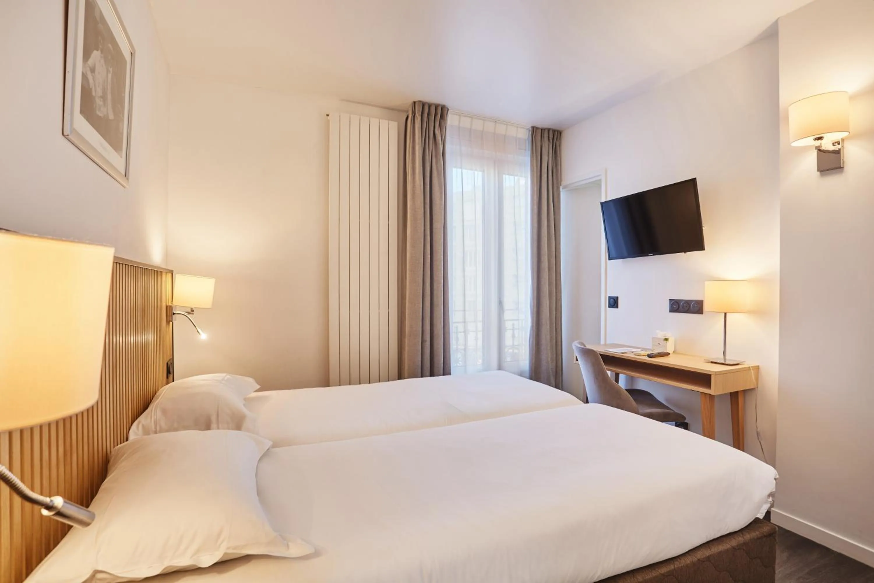 Bed in Hotel Gabriel Issy Paris