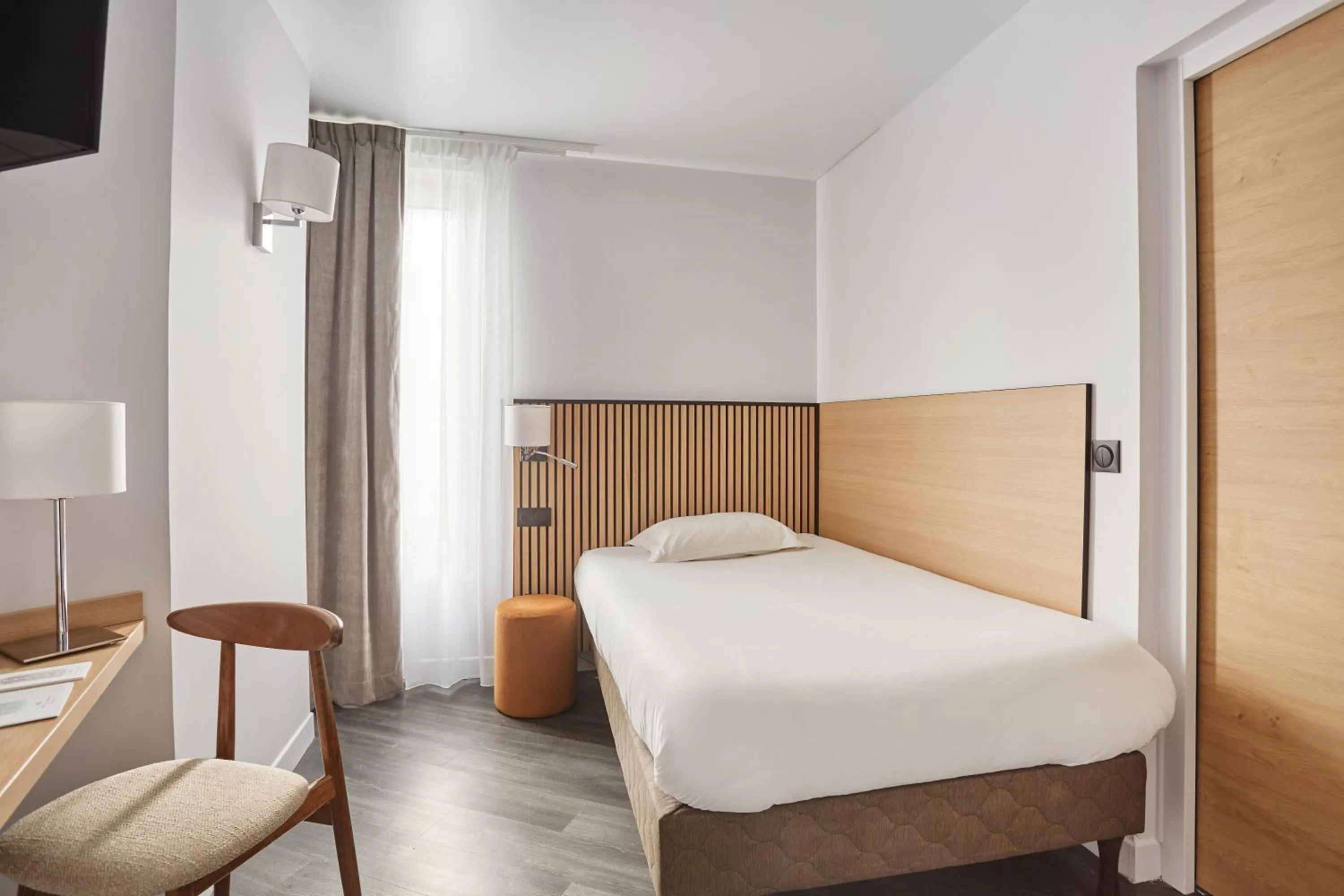 Bed in Hotel Gabriel Issy Paris