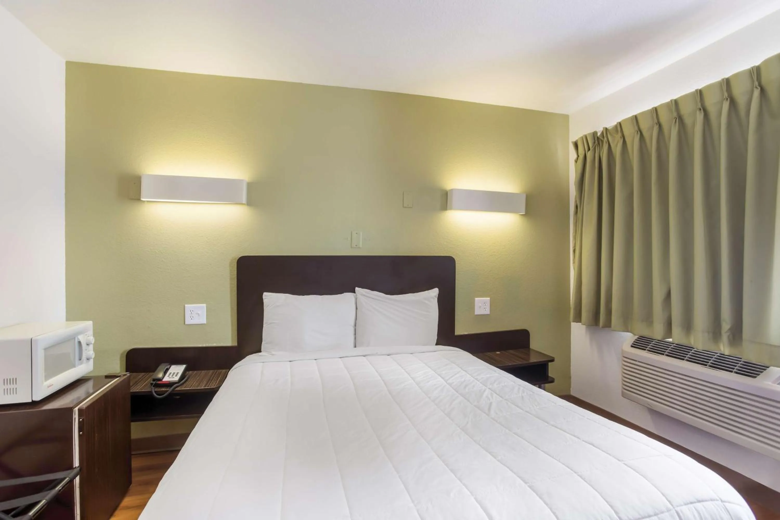 Bedroom, Bed in Americas Best Value Inn Bowling Green