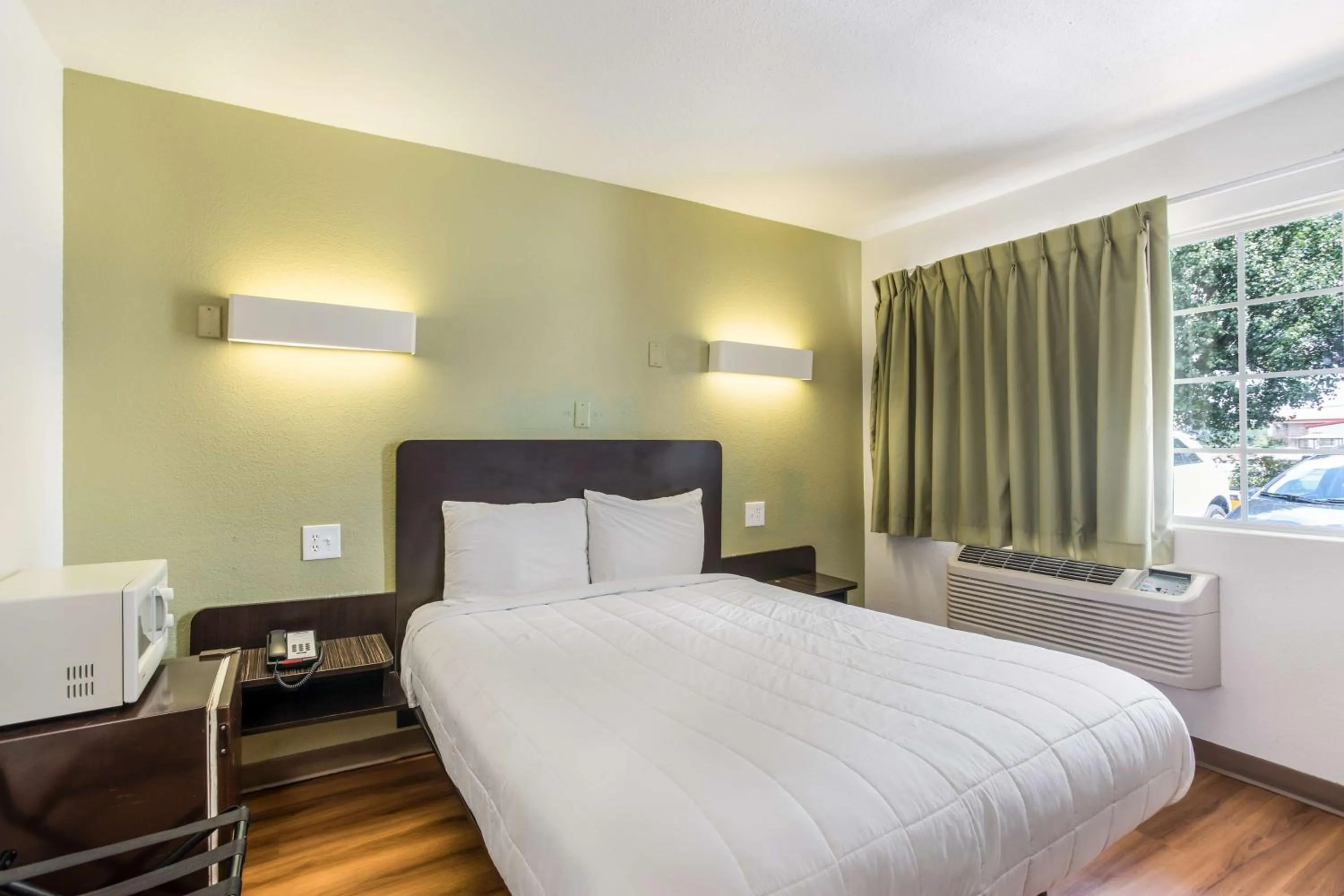 Bedroom, Bed in Americas Best Value Inn Bowling Green