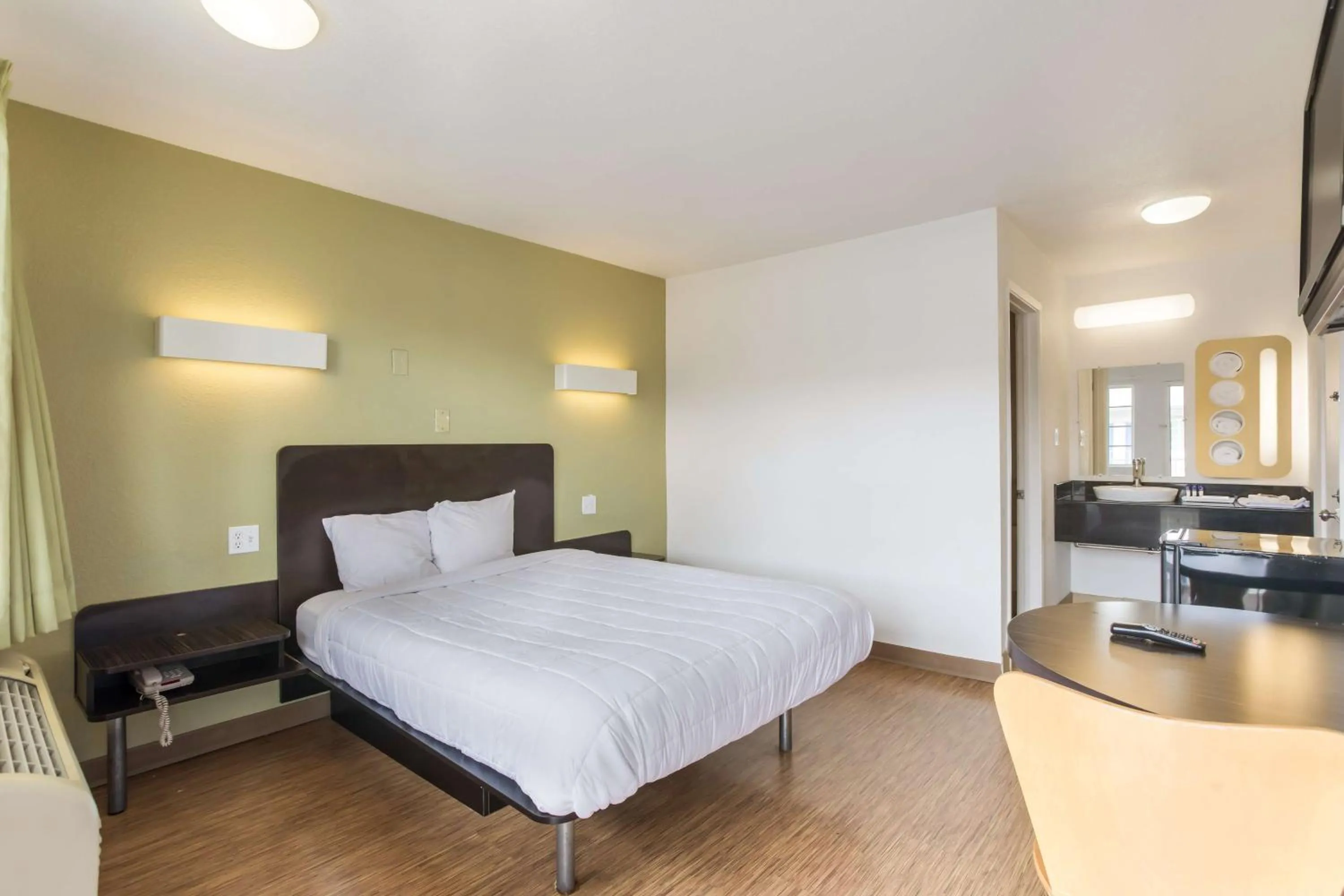 Bedroom, Bed in Americas Best Value Inn Bowling Green