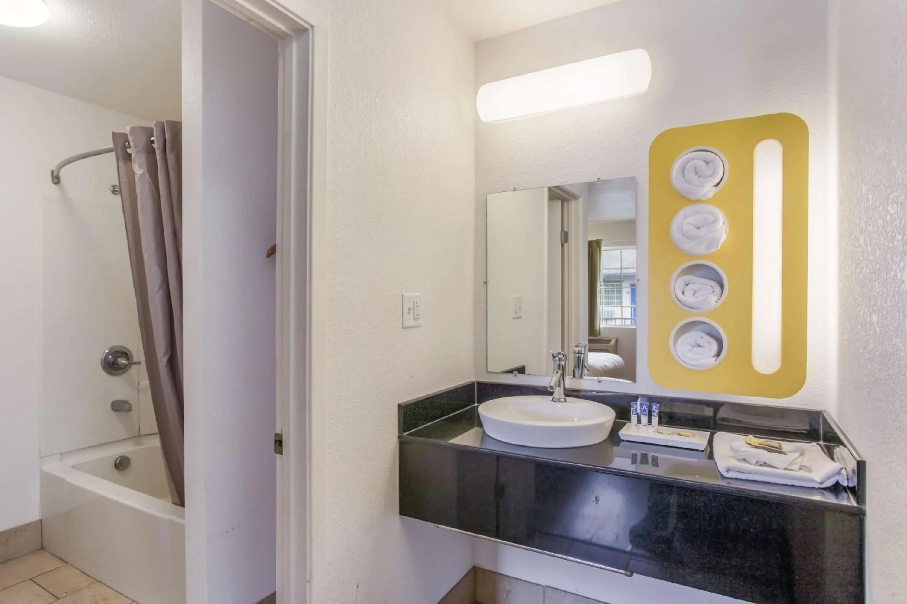 Photo of the whole room in Americas Best Value Inn Bowling Green