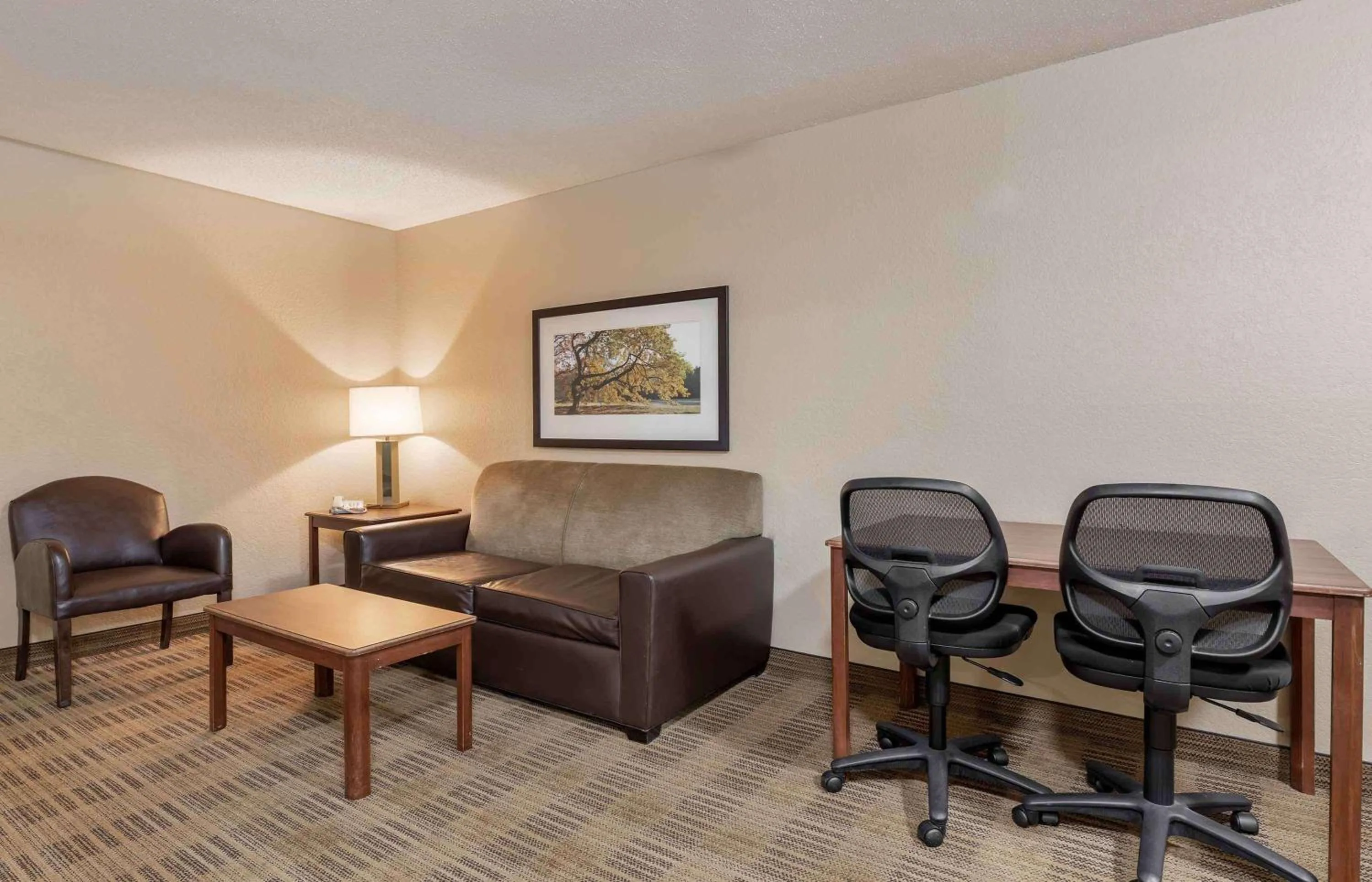 Seating area in Extended Stay America Select Suites - Atlanta - Alpharetta - Northpoint - East
