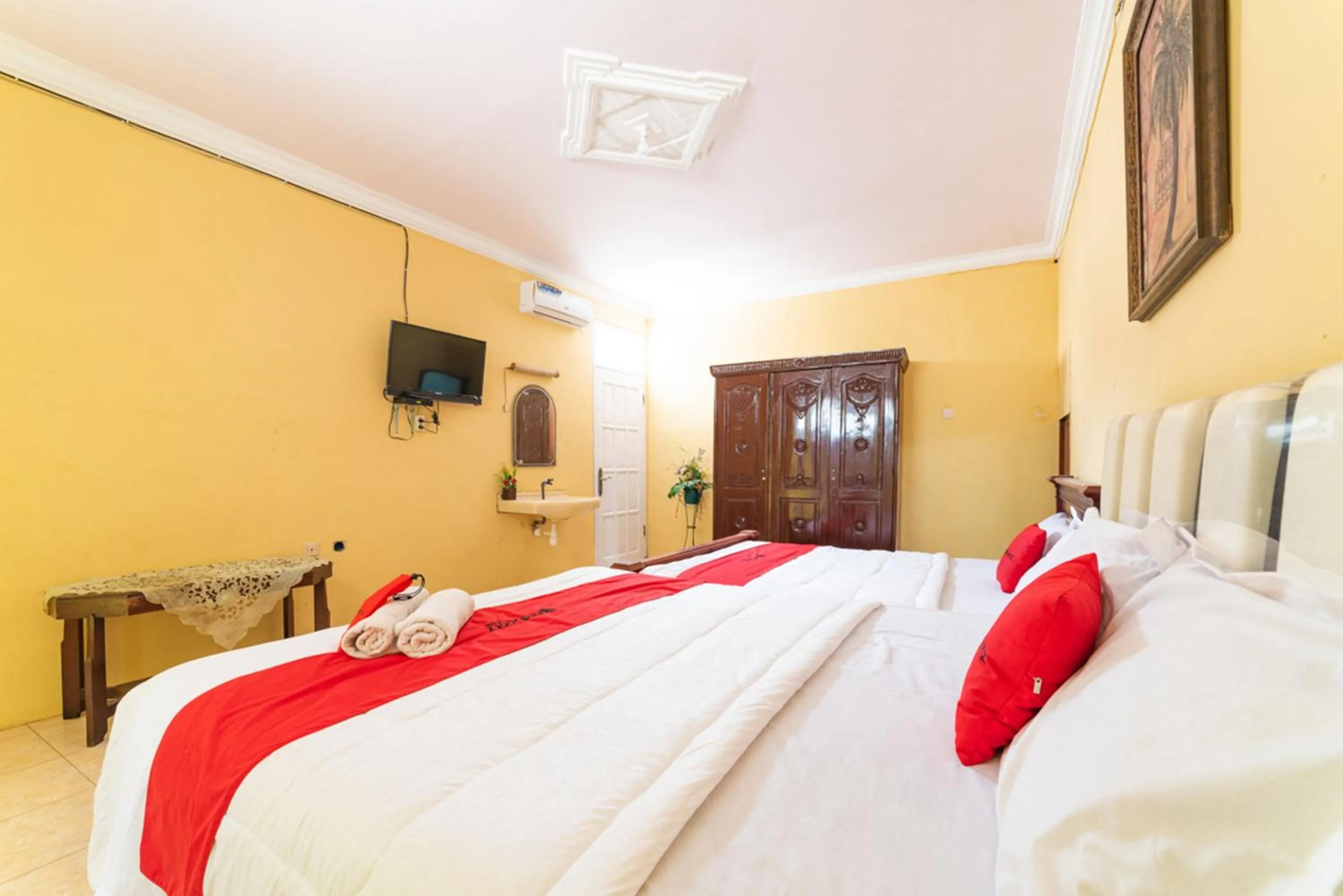 Bed in RedDoorz Syariah near Balai Kota Batu