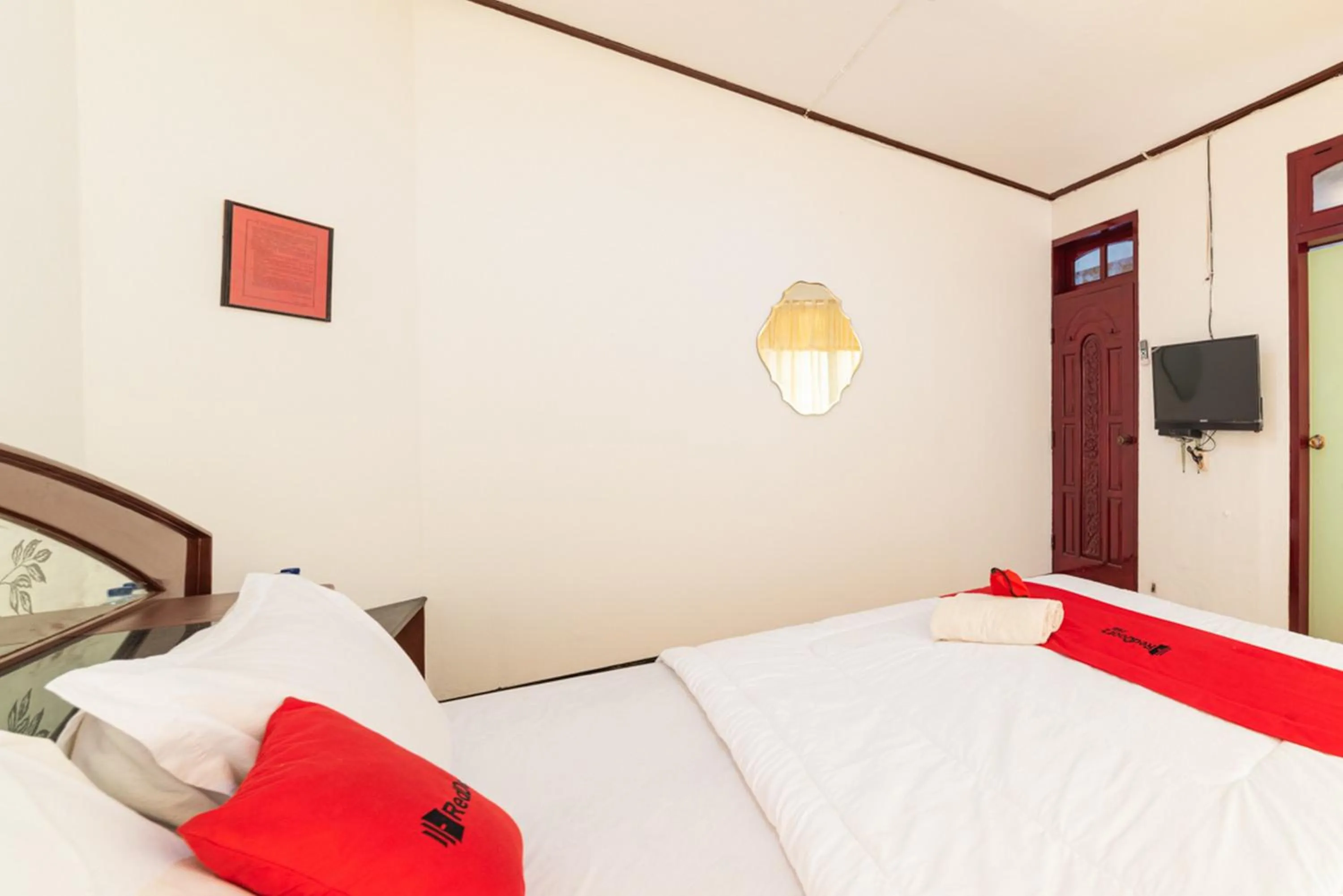 Bed in RedDoorz Syariah near Balai Kota Batu