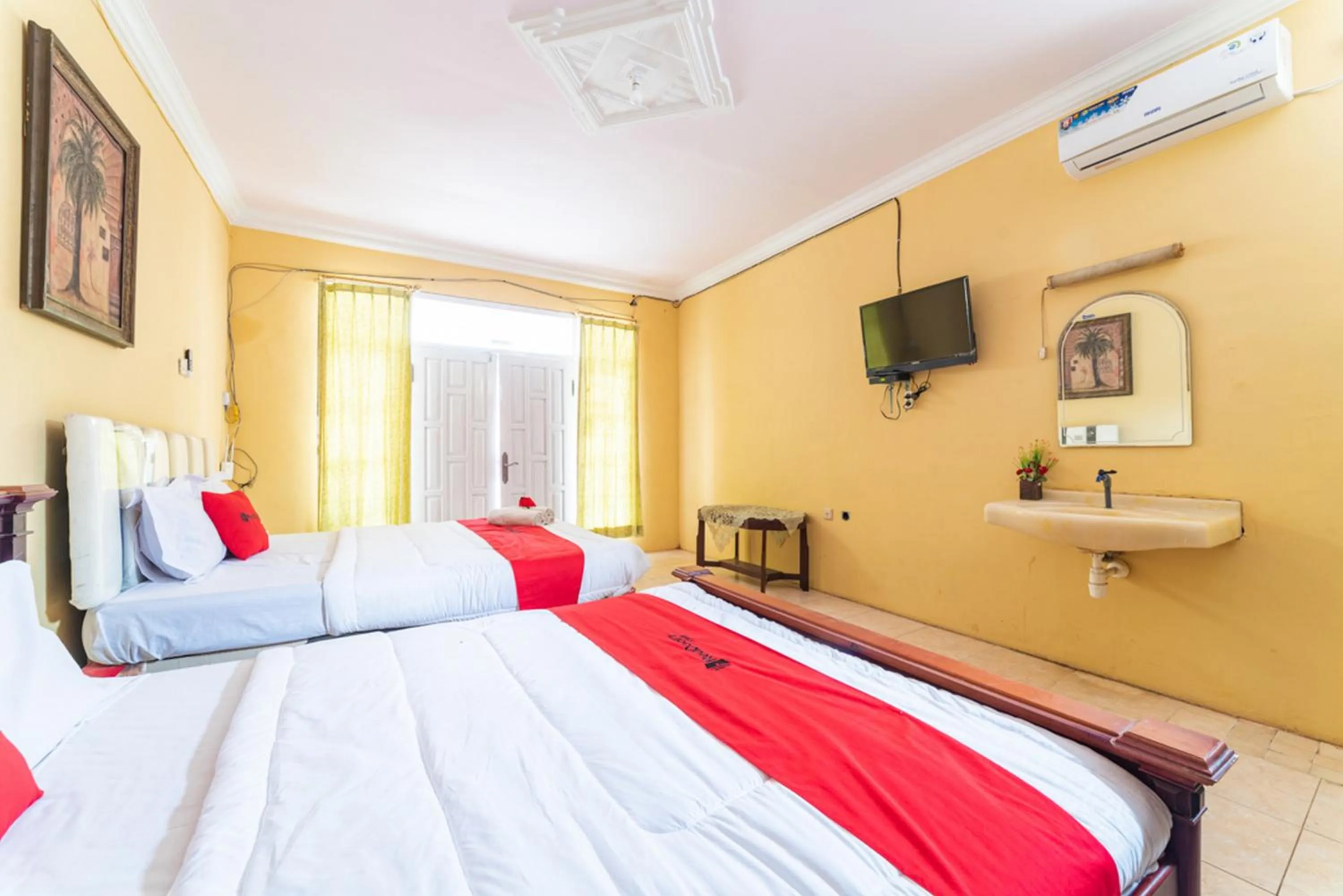 Bed in RedDoorz Syariah near Balai Kota Batu