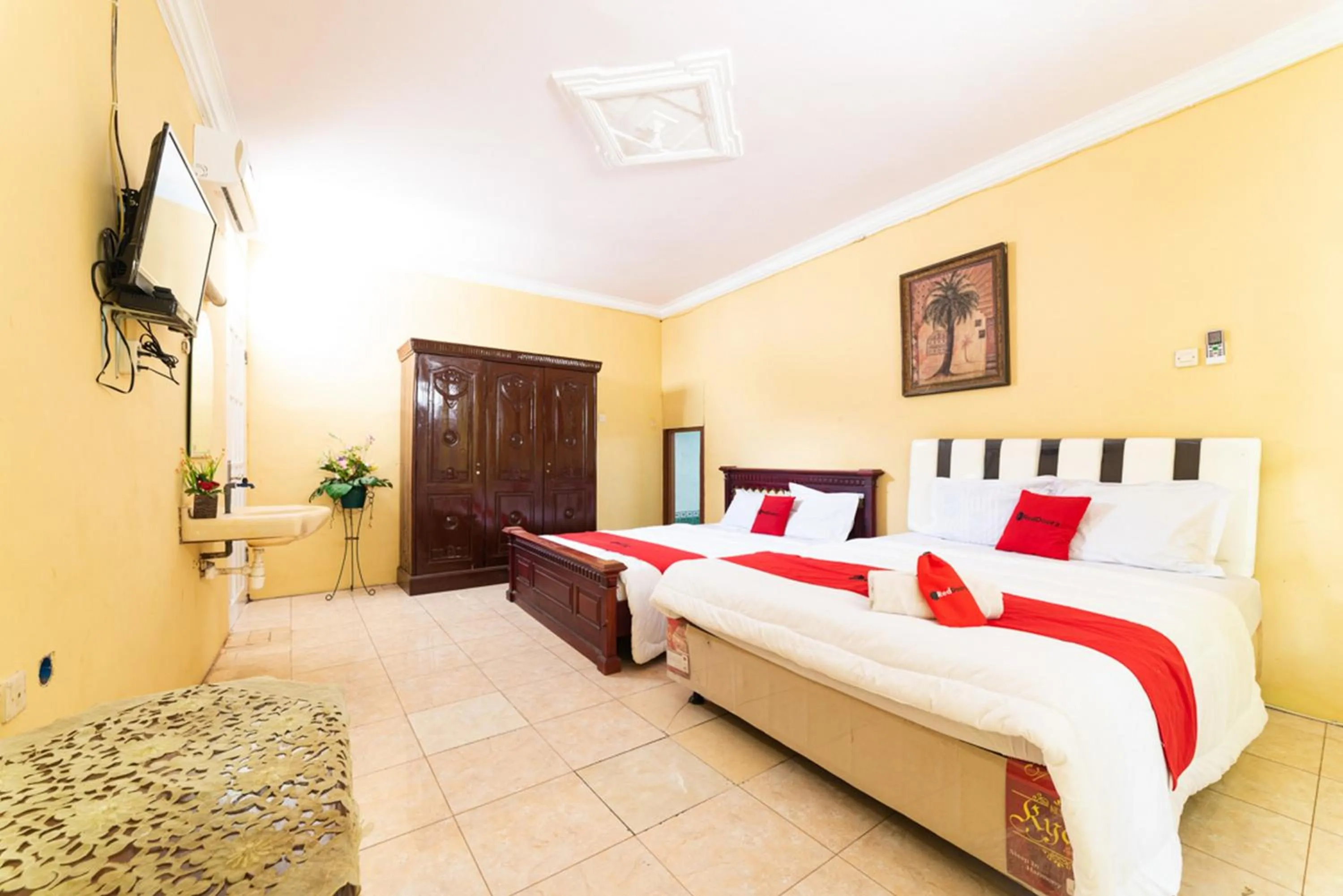 Bed in RedDoorz Syariah near Balai Kota Batu