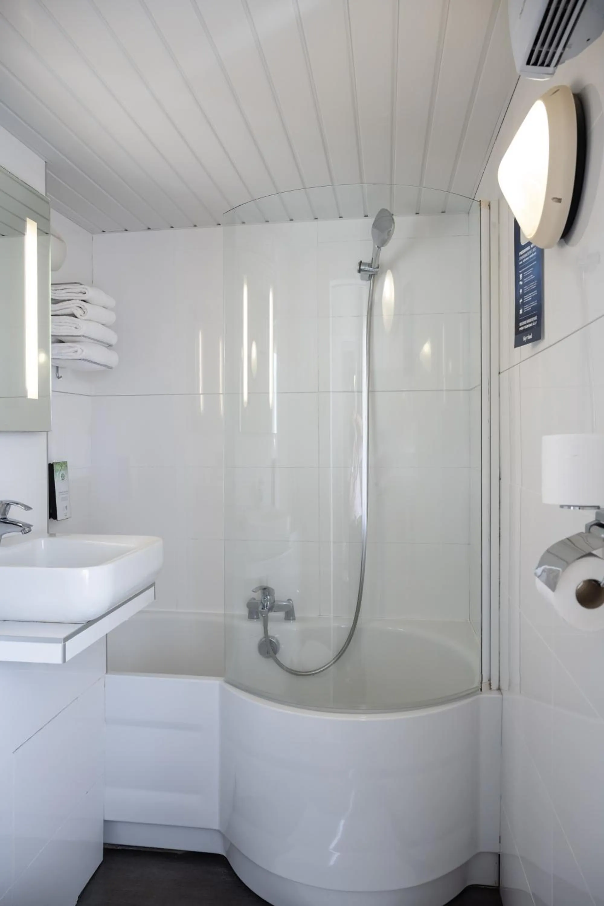 Bathroom in Kyriad Beaune