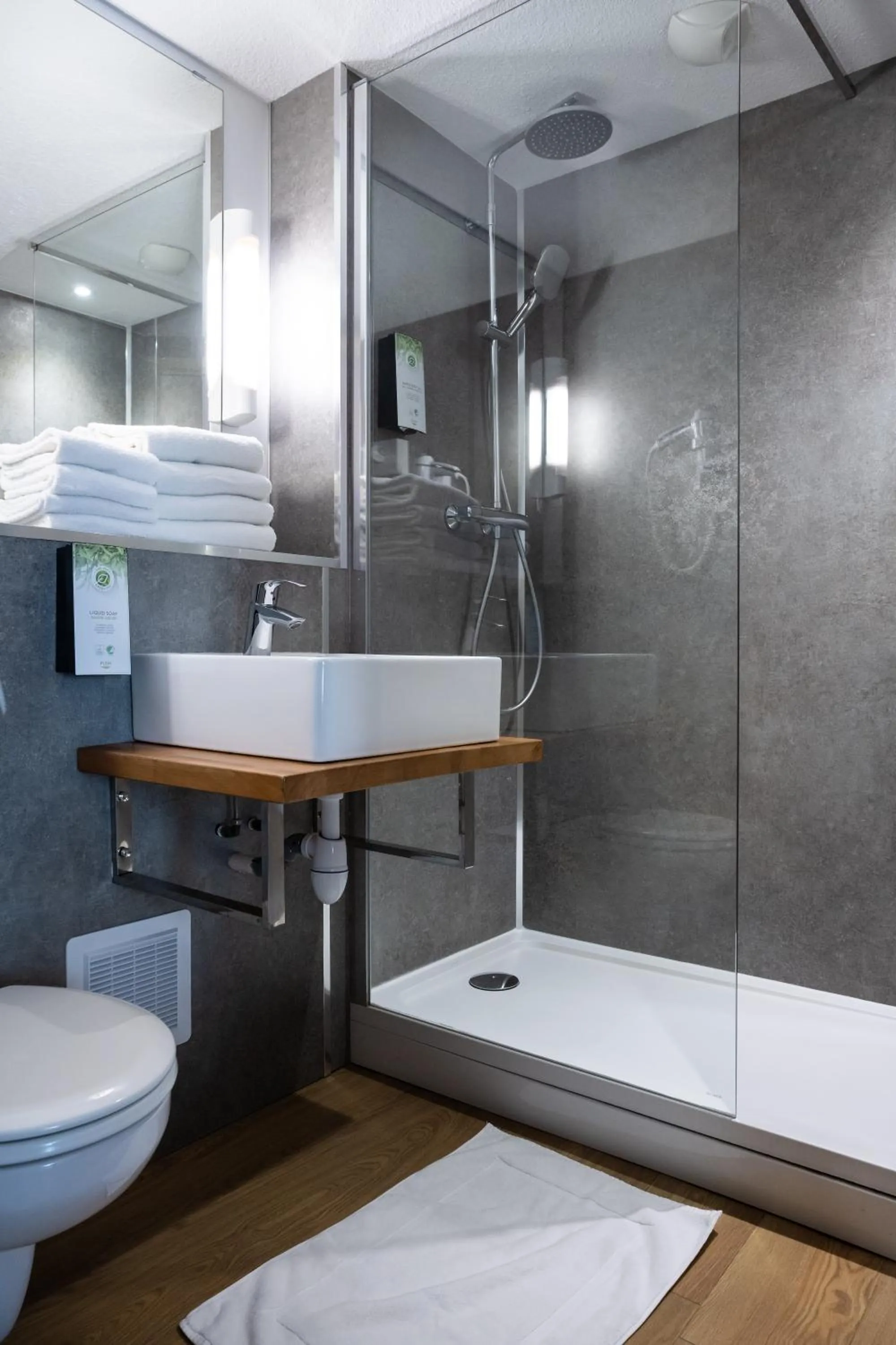 Bathroom in Kyriad Beaune