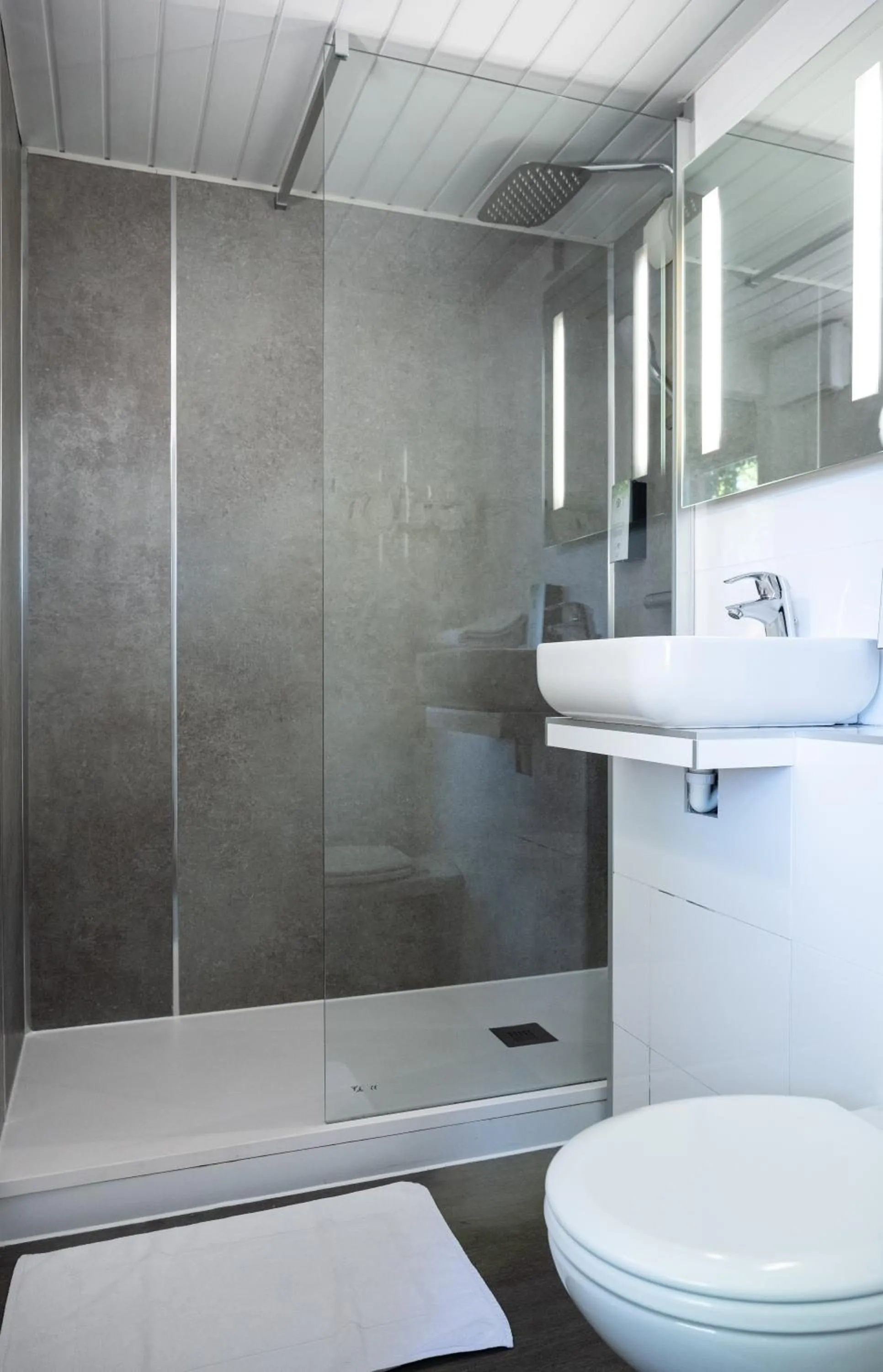 Bathroom in Kyriad Beaune