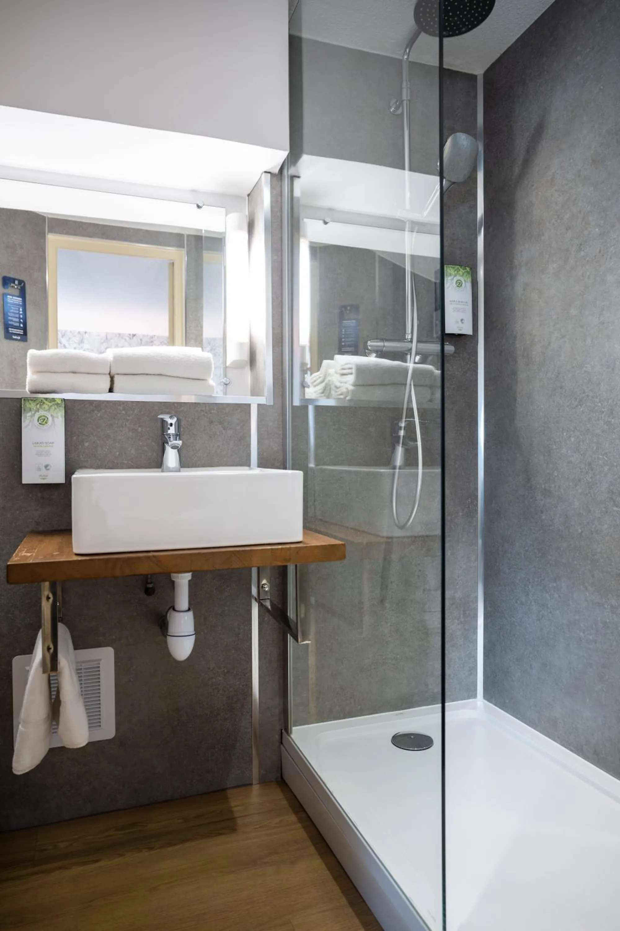 Bathroom in Kyriad Beaune