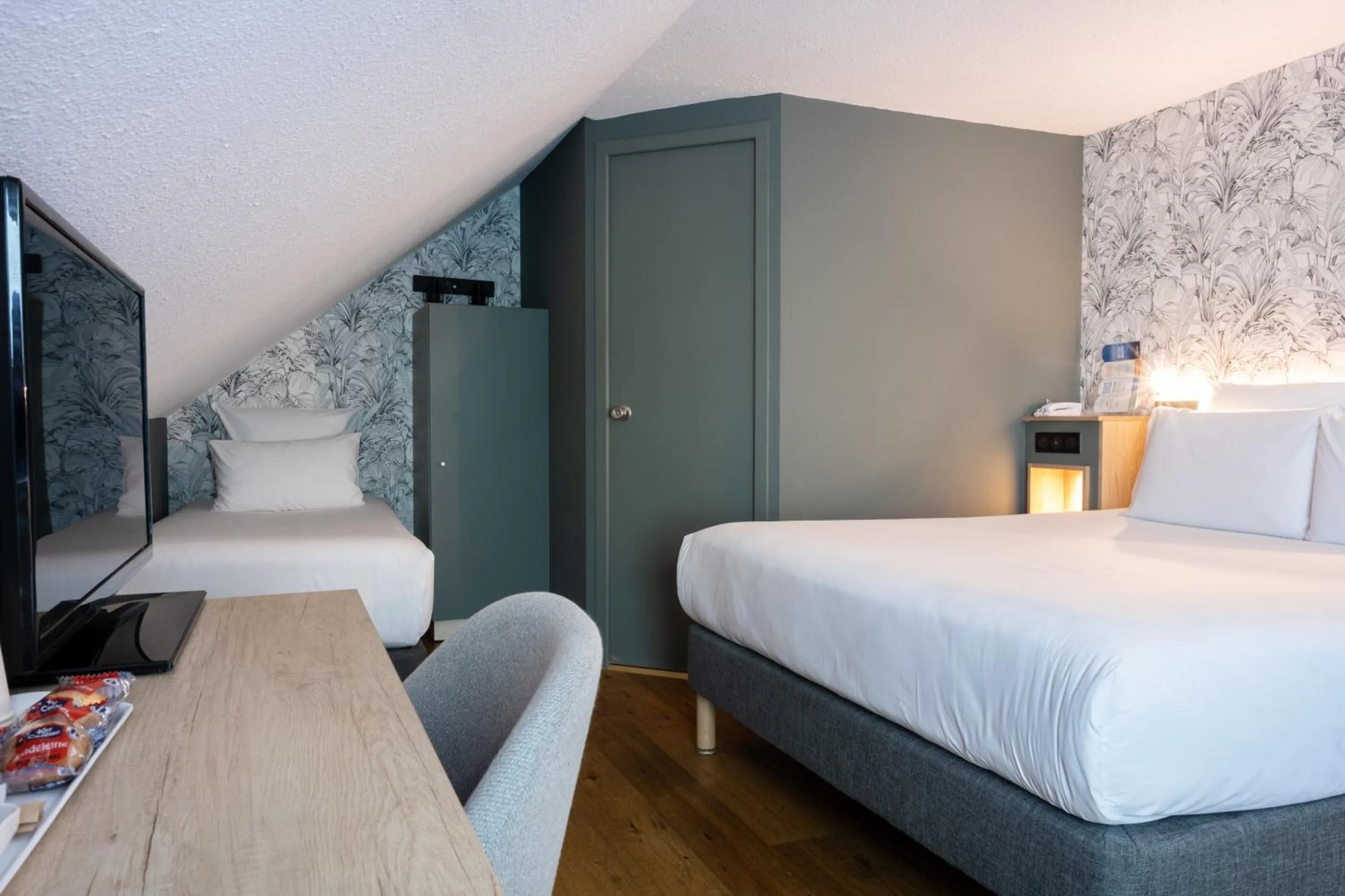 Bedroom, Bed in Kyriad Beaune