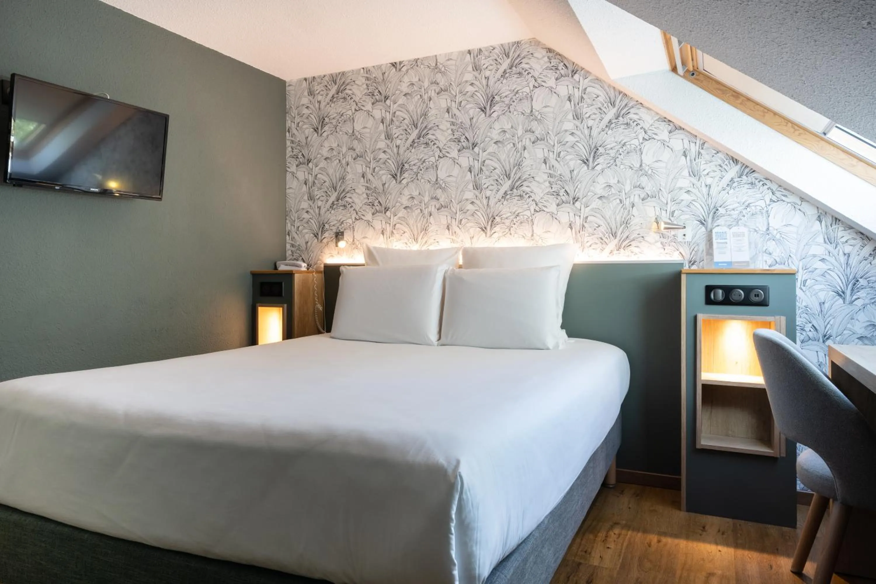 Bedroom, Bed in Kyriad Beaune