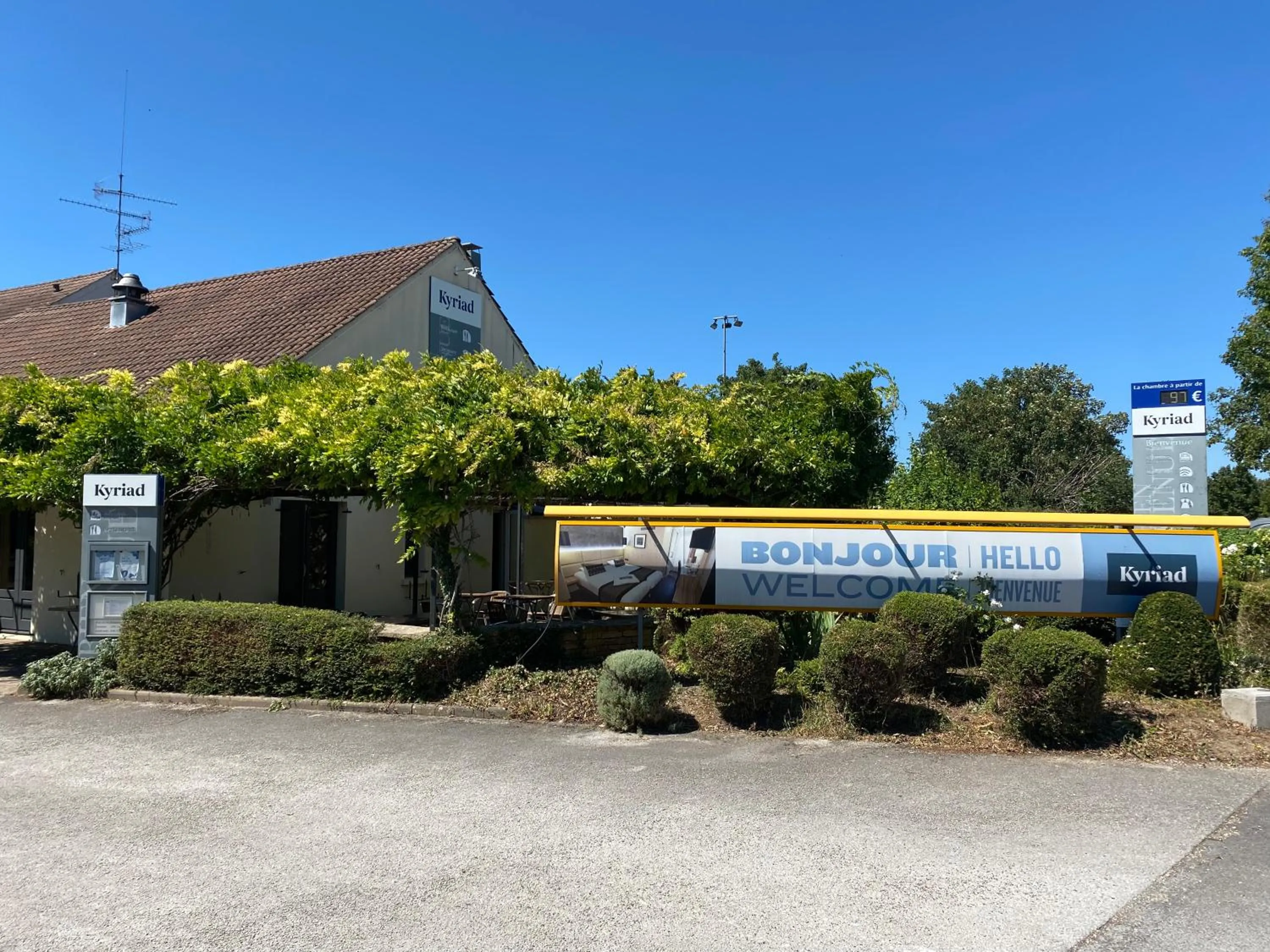 Property building in Kyriad Beaune