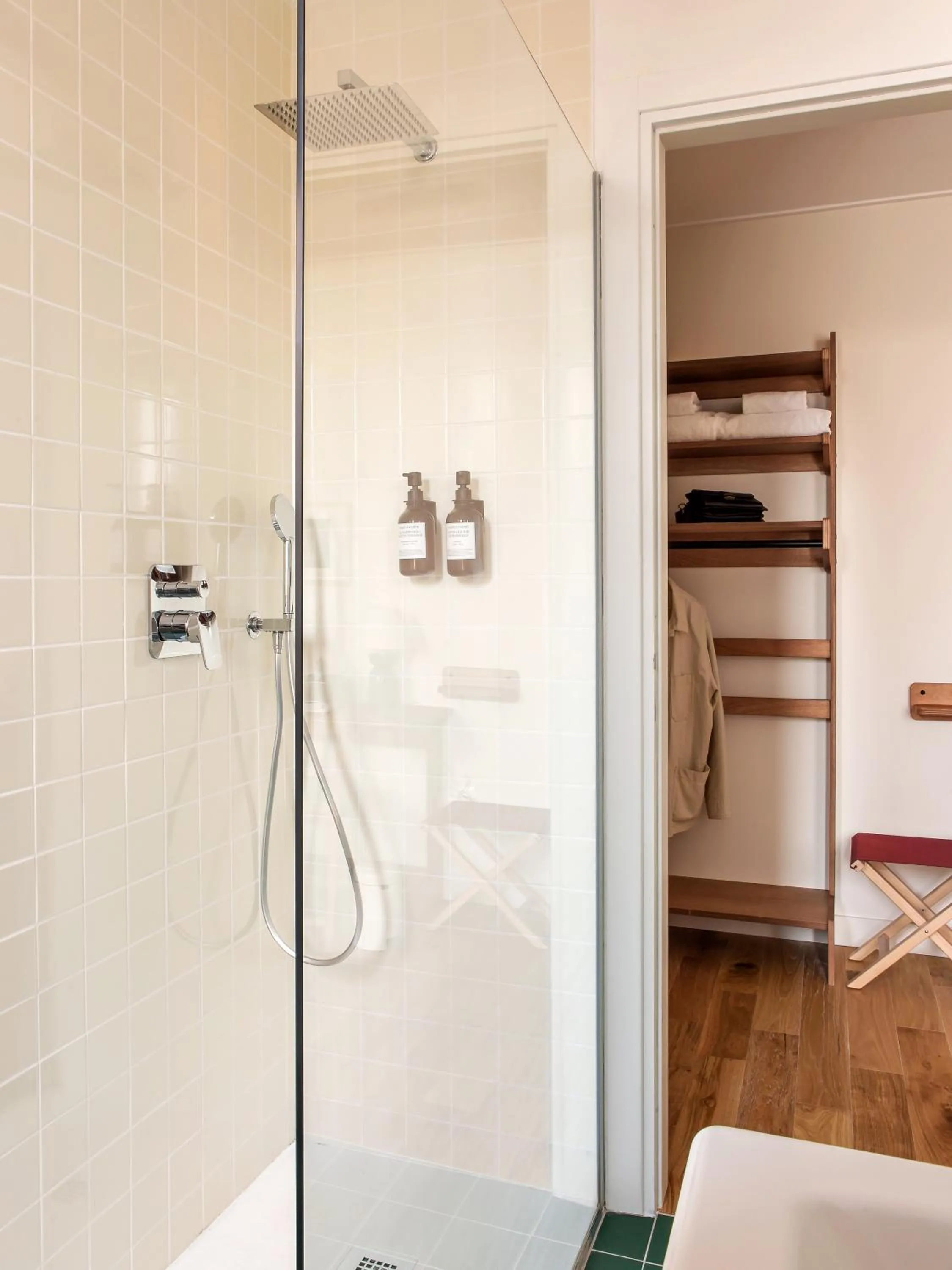 Shower in Alfred Hotels Monaco - Hôtel rénové