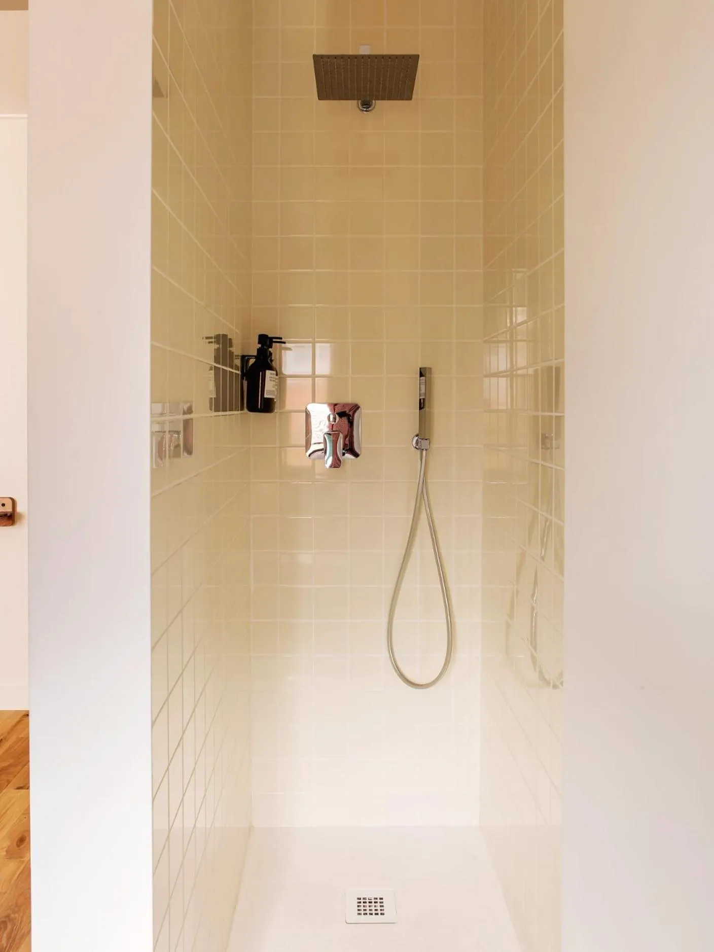 Shower in Alfred Hotels Monaco - Hôtel rénové