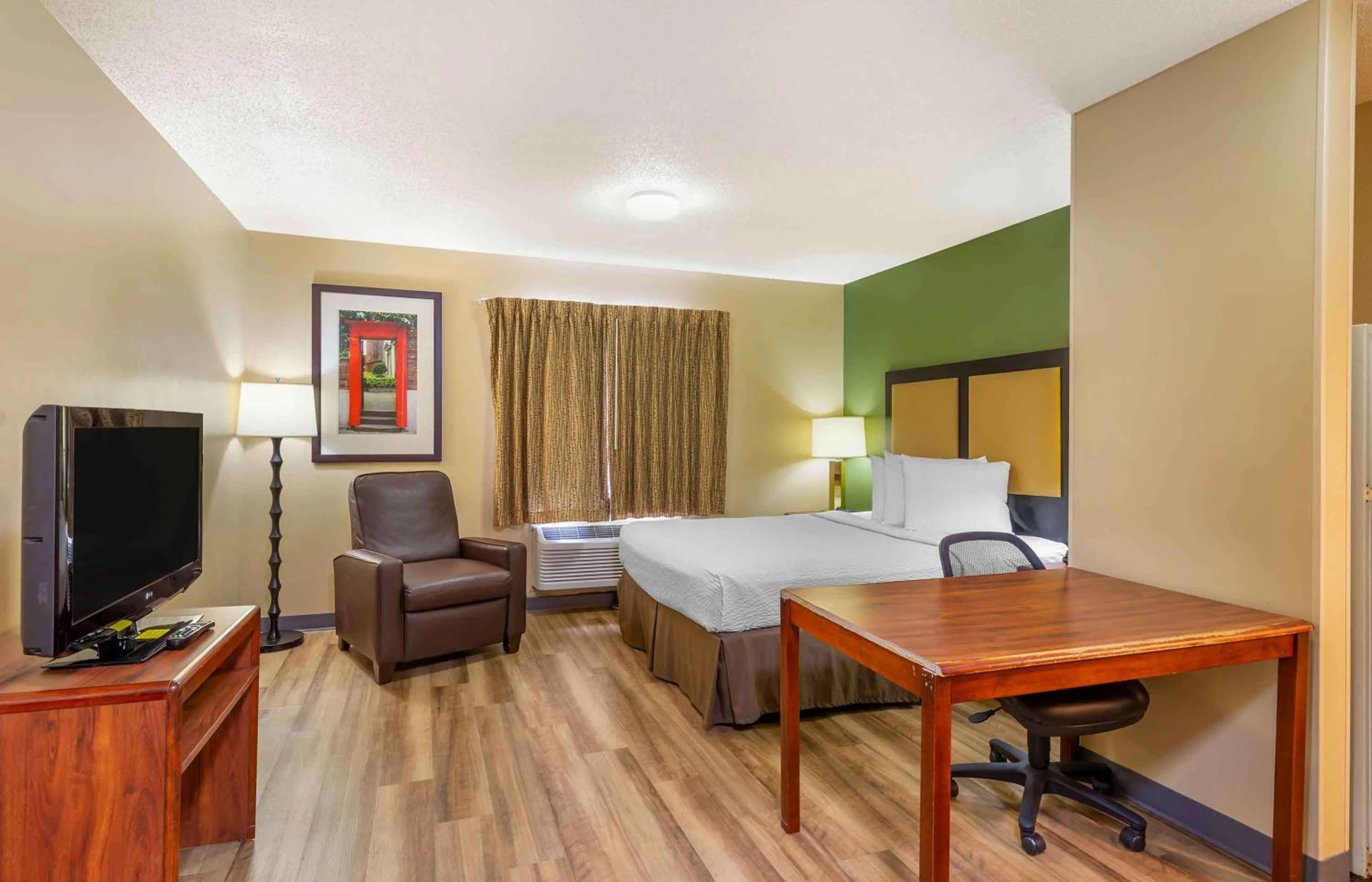 Bedroom in Extended Stay America Select Suites - Richmond - Innsbrook