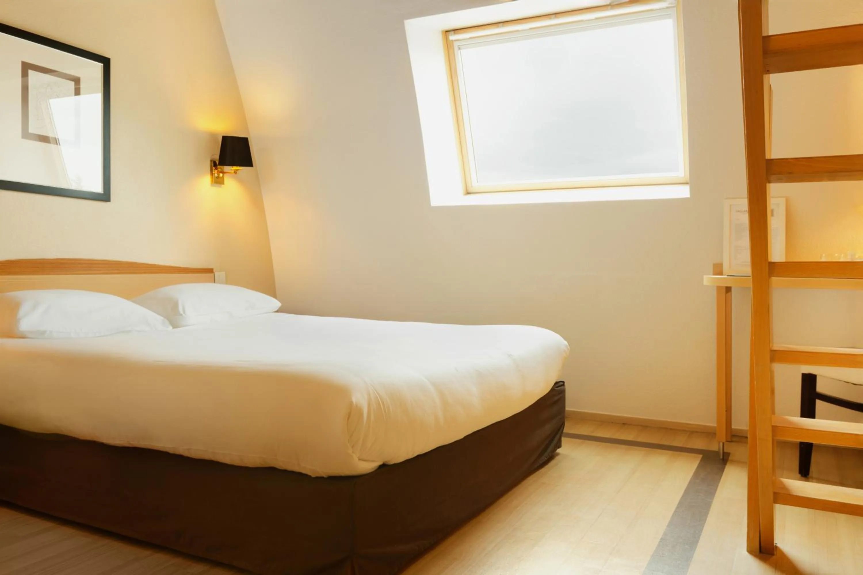 Bedroom, Bed in Logis Hôtel Beauséjour Colmar