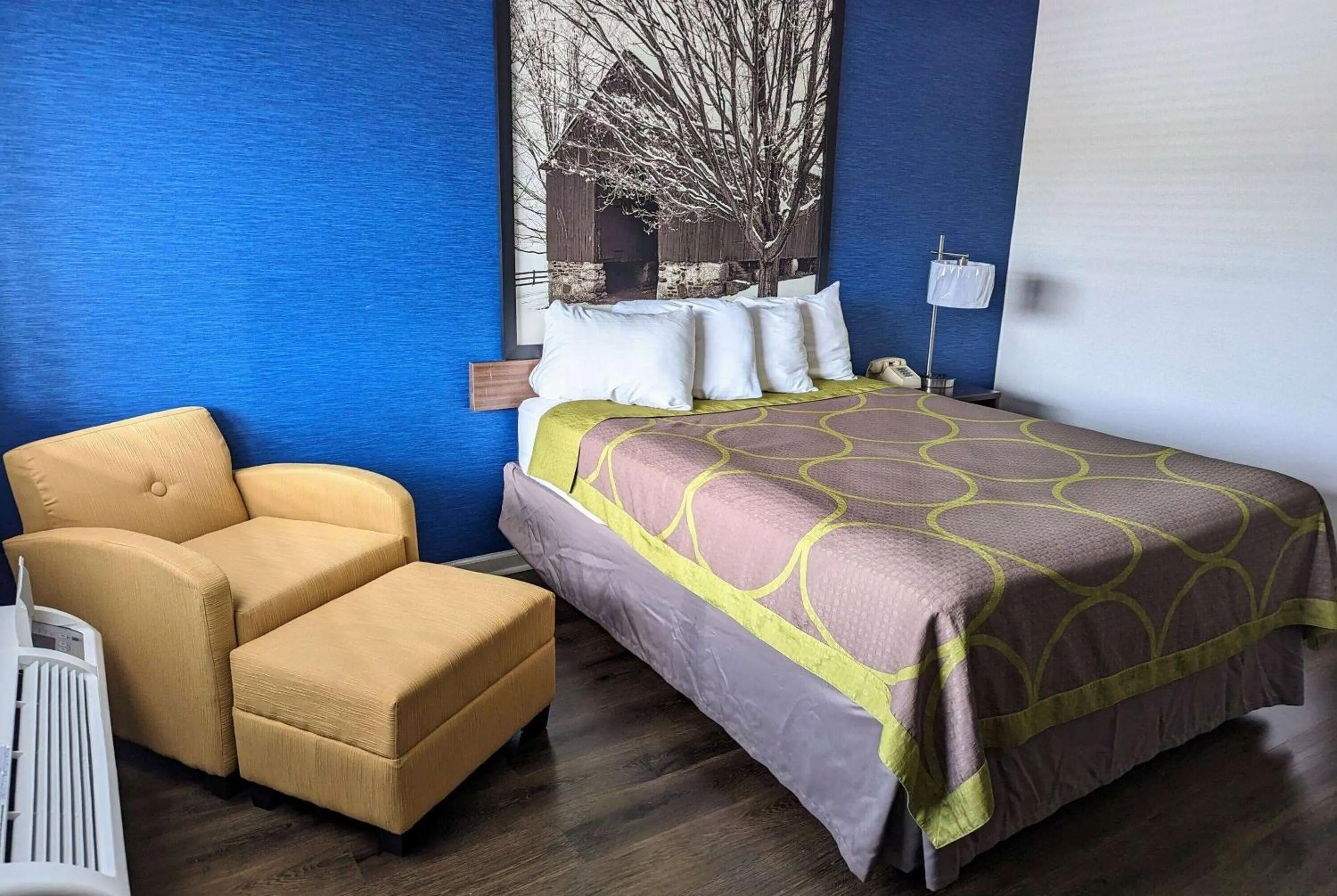 Photo of the whole room, Bed in Super 8 by Wyndham Wytheville