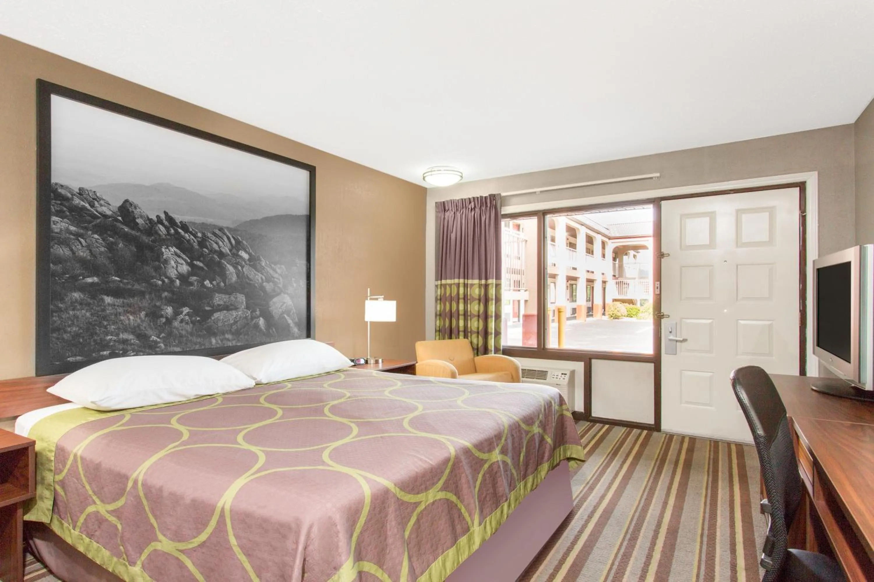 Photo of the whole room, Bed in Super 8 by Wyndham Wytheville