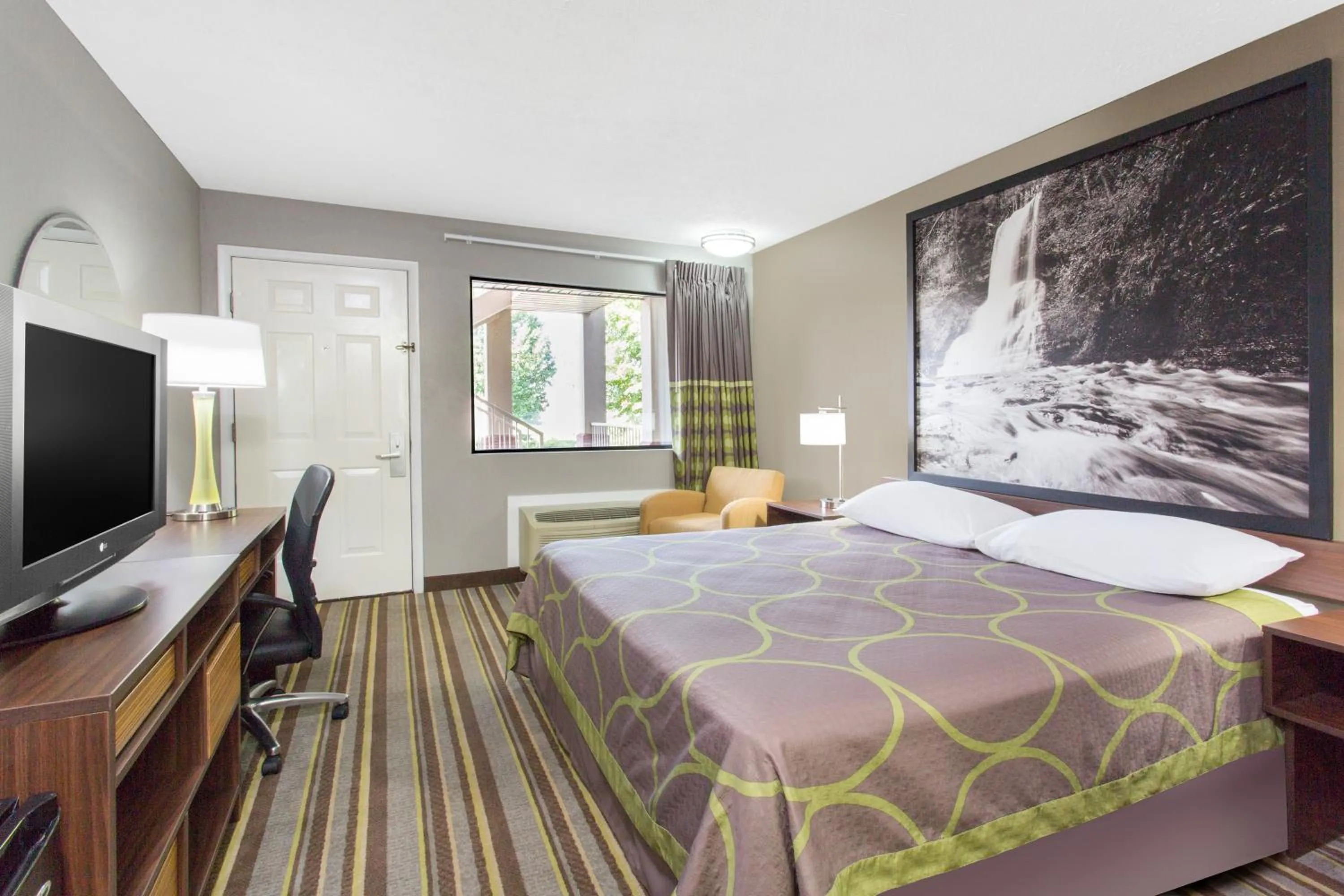 Photo of the whole room, Bed in Super 8 by Wyndham Wytheville