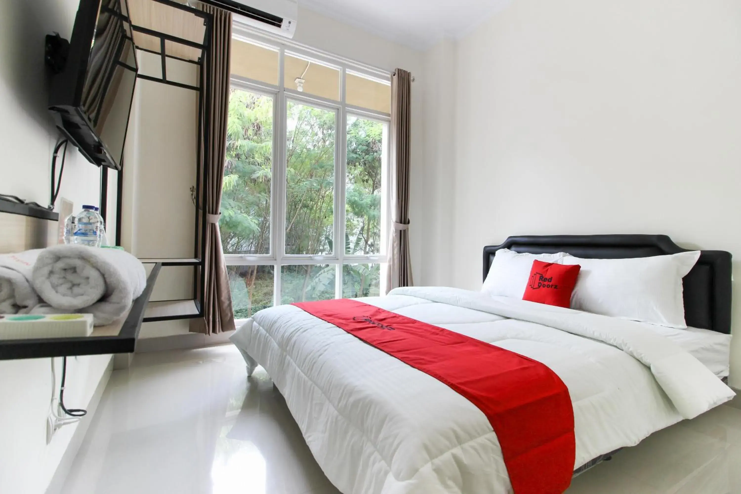 Double Room in RedDoorz near Jogja City Mall 3 Double Room in RedDoorz near Jogja City Mall 3