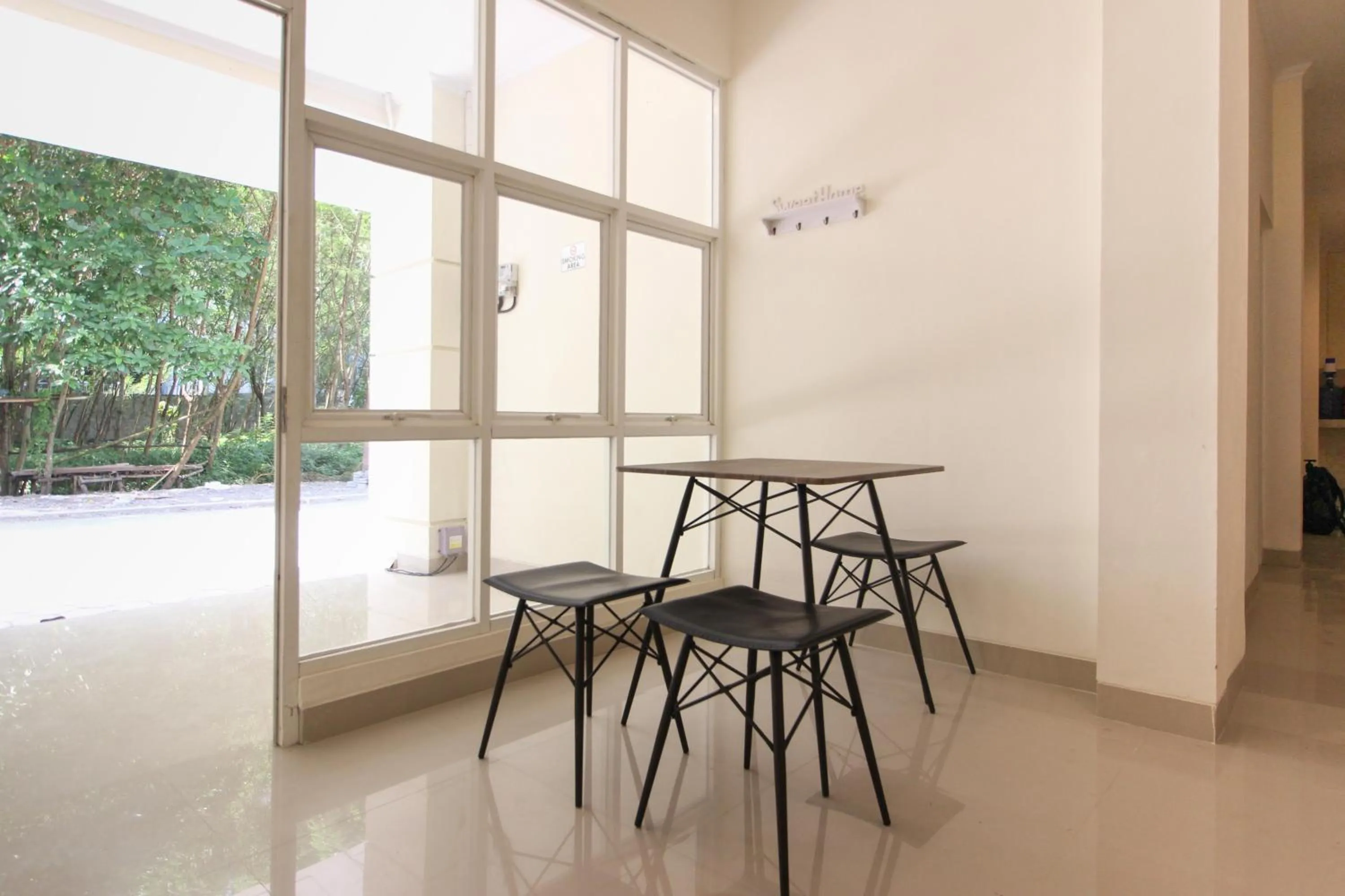 Seating area in RedDoorz near Jogja City Mall 3