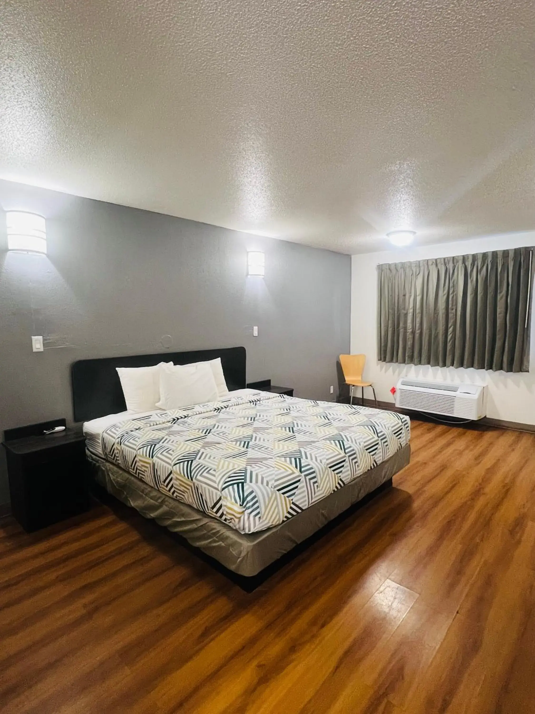 Deluxe King Room in Motel 6-Brinkley, AR Deluxe King Room in Motel 6-Brinkley, AR