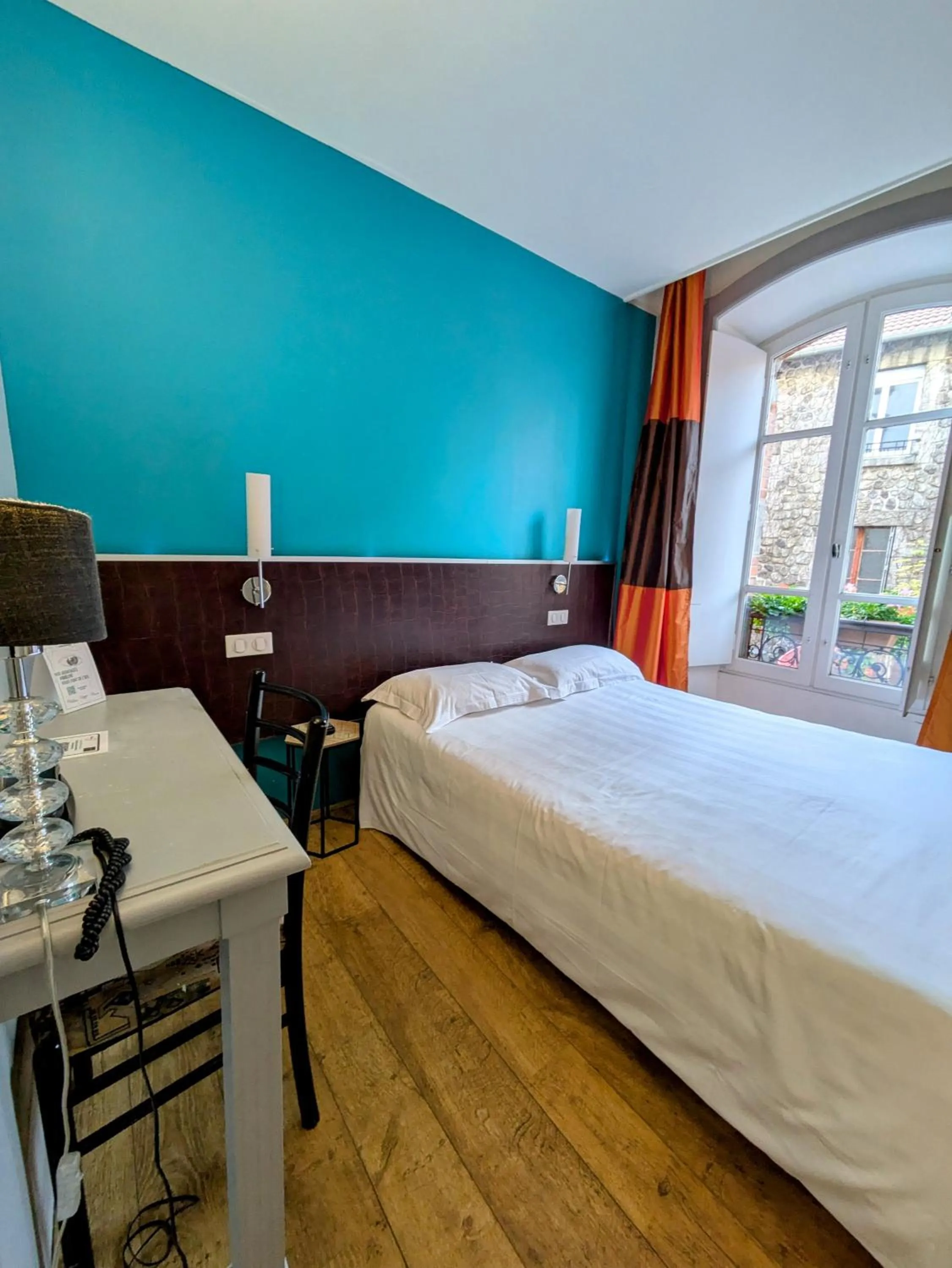 Bed in The Originals Boutique, Grand Hôtel Saint-Pierre, Aurillac