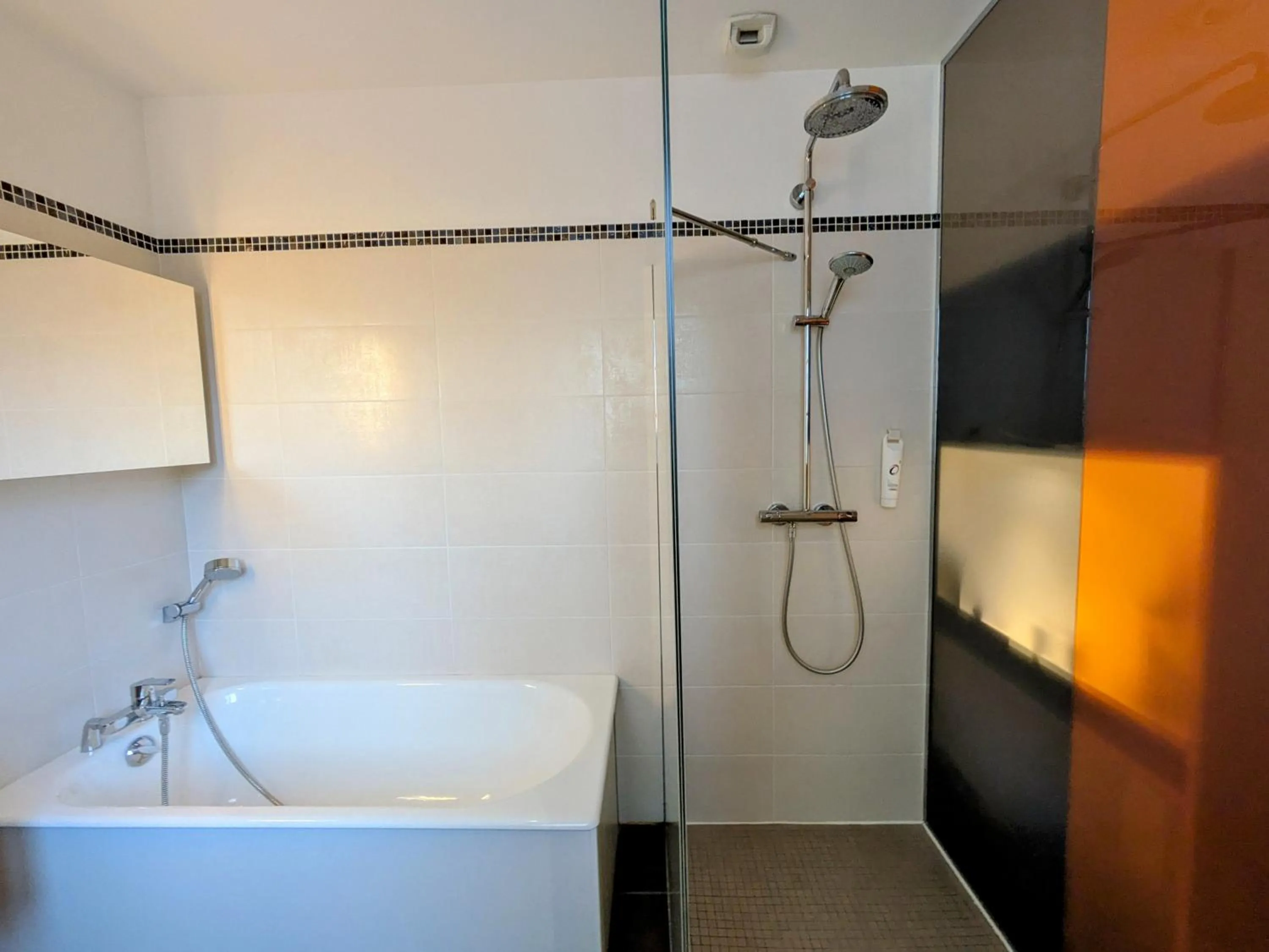 Shower in The Originals Boutique, Grand Hôtel Saint-Pierre, Aurillac