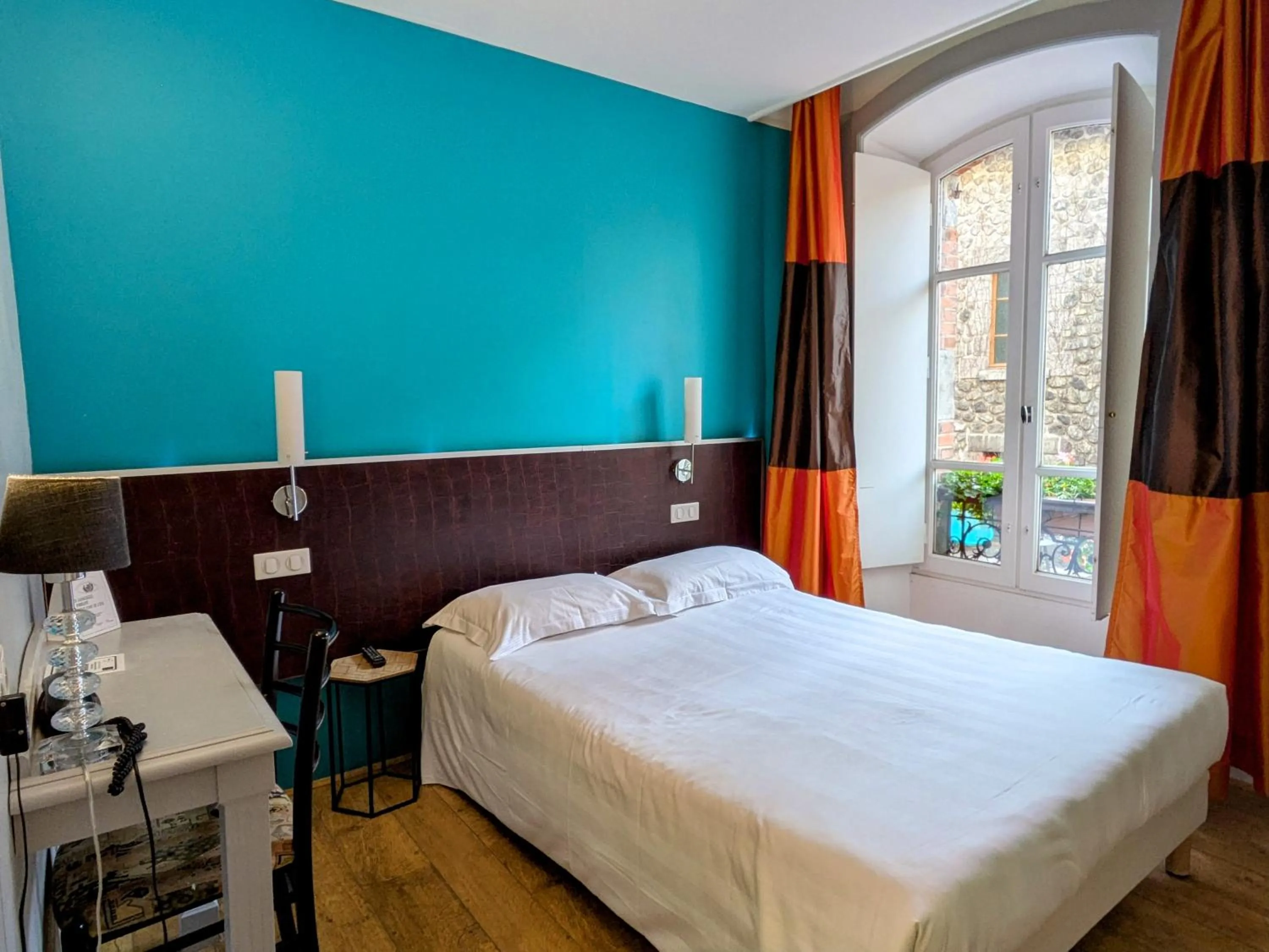 Bed in The Originals Boutique, Grand Hôtel Saint-Pierre, Aurillac