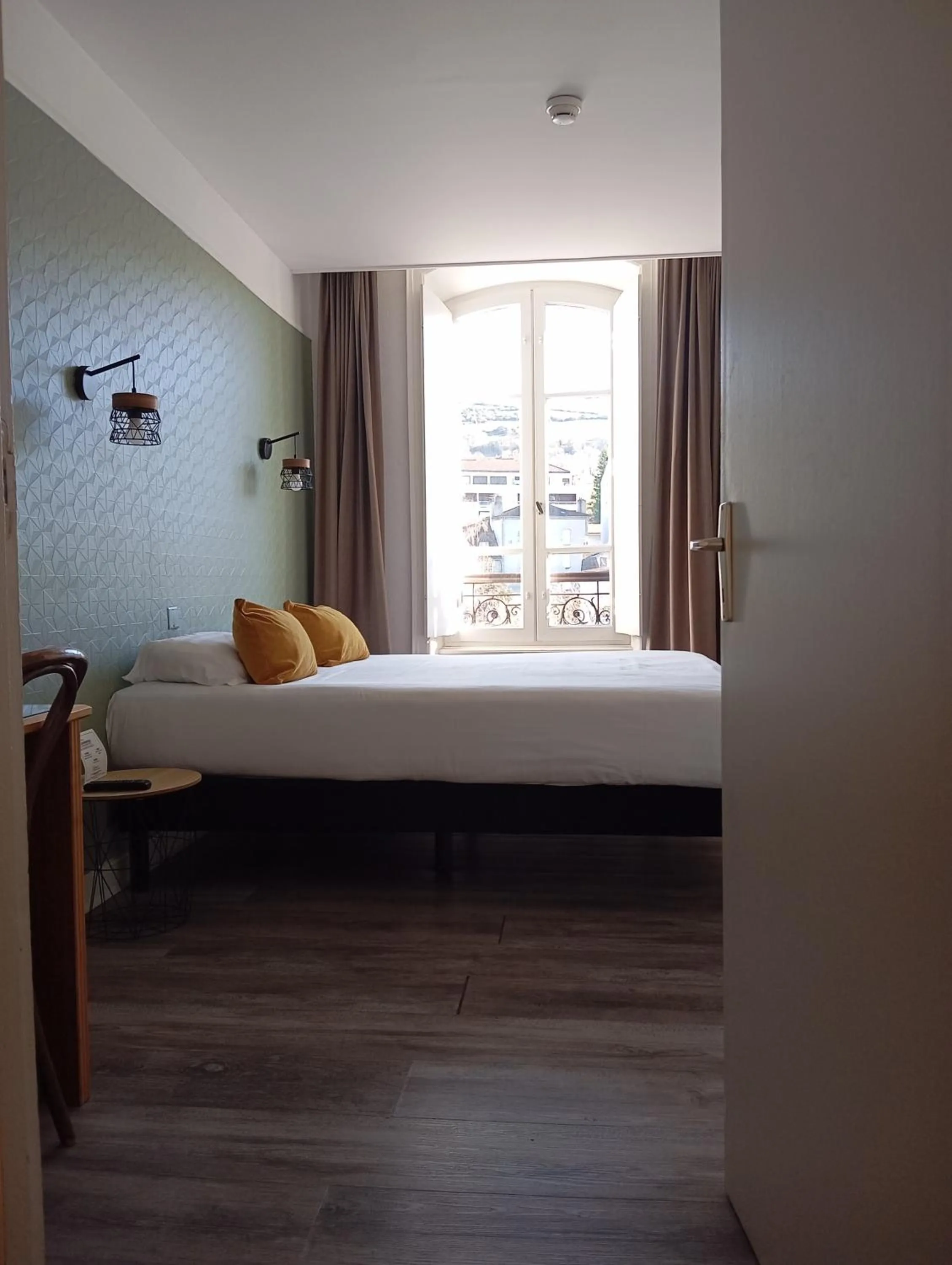 Bed in The Originals Boutique, Grand Hôtel Saint-Pierre, Aurillac