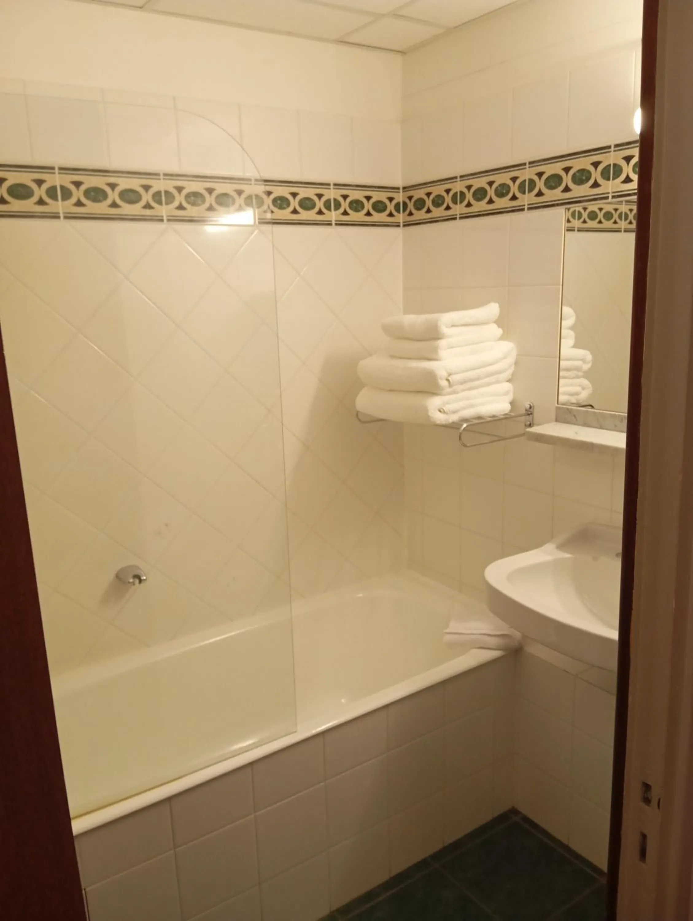 Bathroom in The Originals Boutique, Grand Hôtel Saint-Pierre, Aurillac