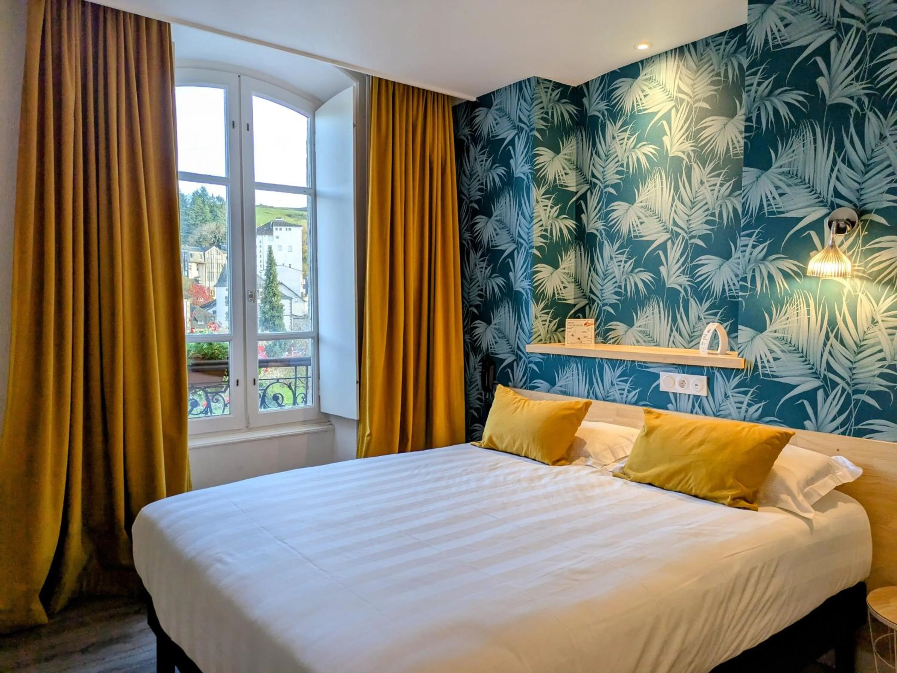 Bed in The Originals Boutique, Grand Hôtel Saint-Pierre, Aurillac