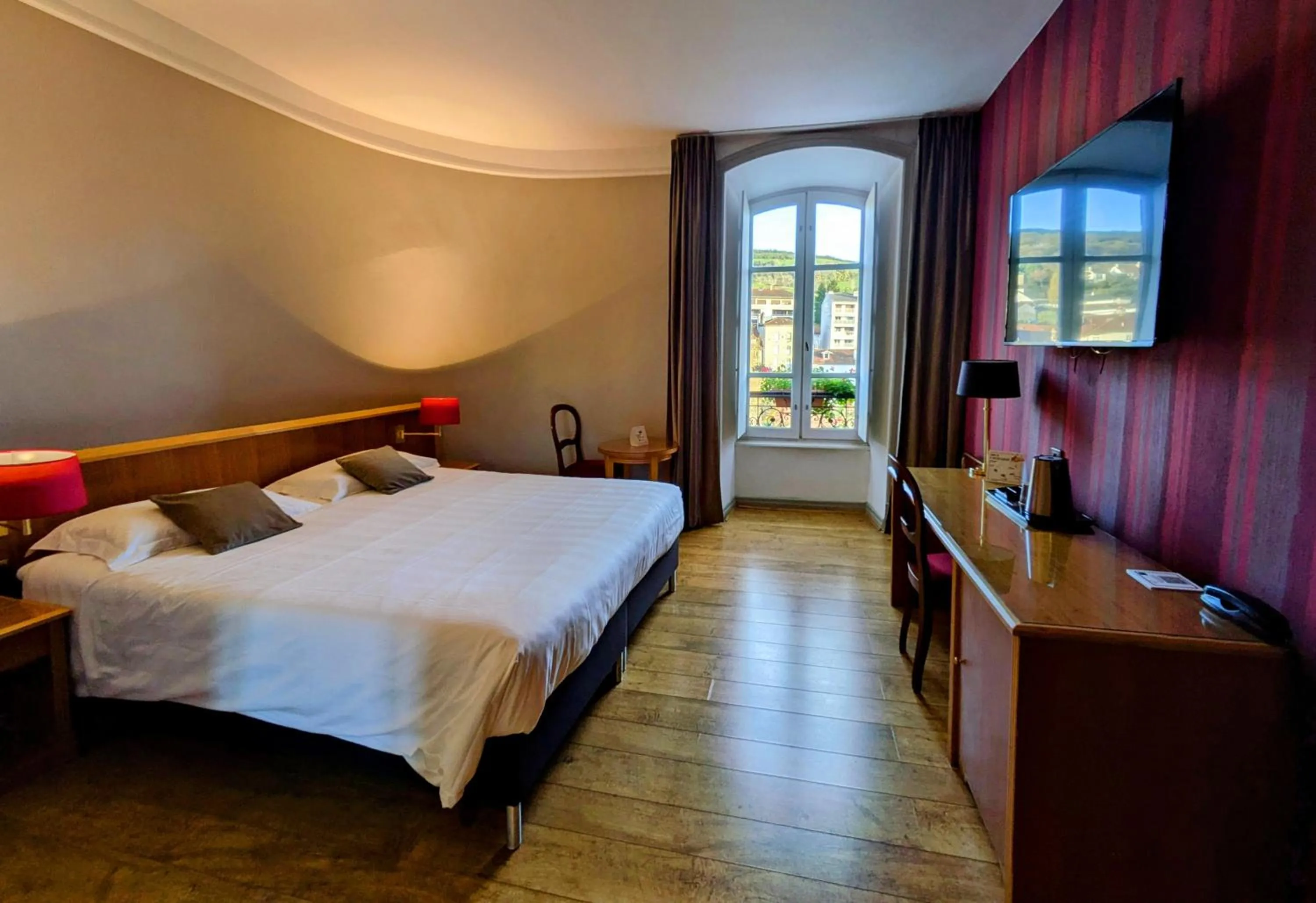 Bed in The Originals Boutique, Grand Hôtel Saint-Pierre, Aurillac