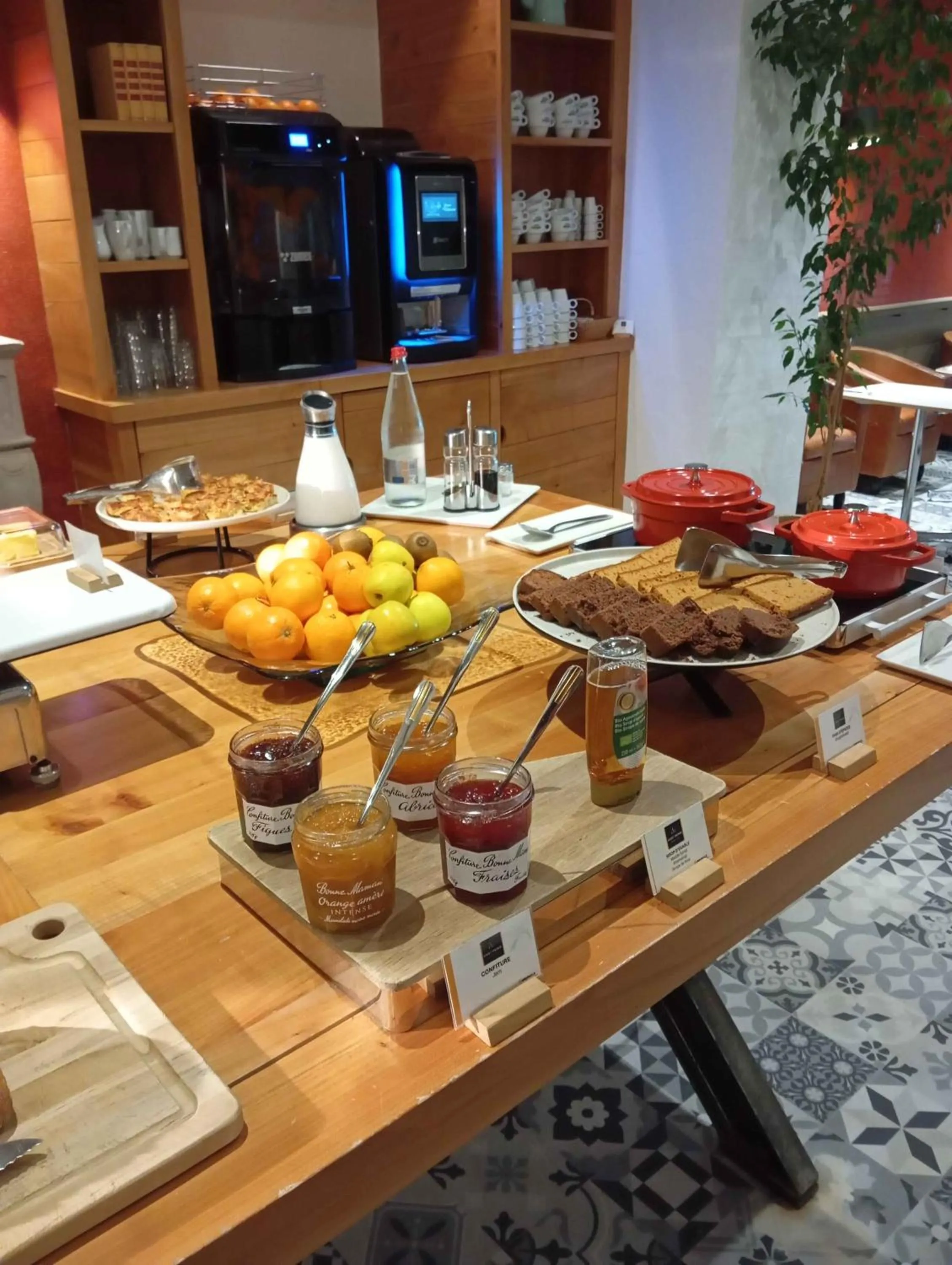 Breakfast in The Originals Boutique, Grand Hôtel Saint-Pierre, Aurillac