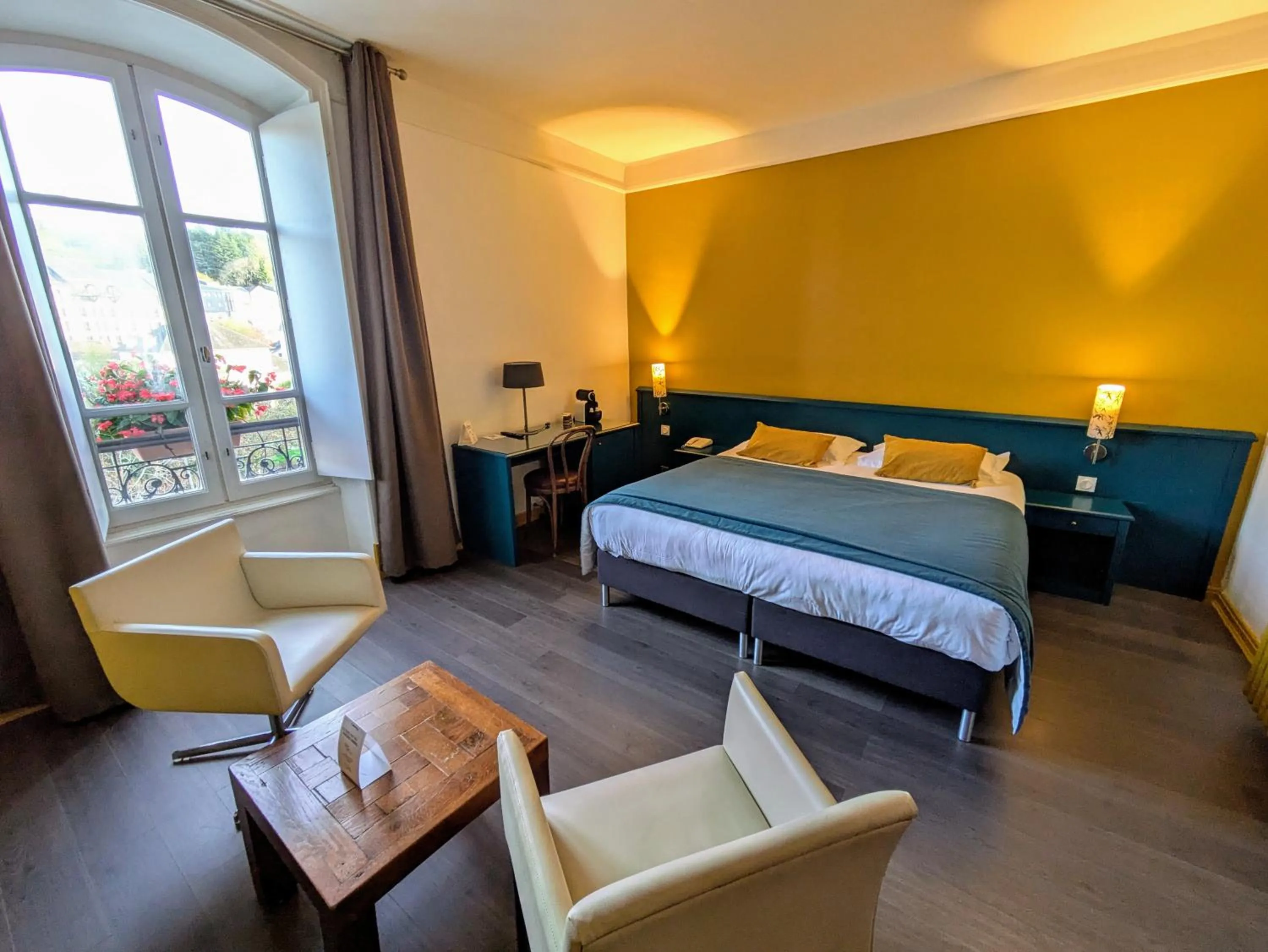 Bed in The Originals Boutique, Grand Hôtel Saint-Pierre, Aurillac