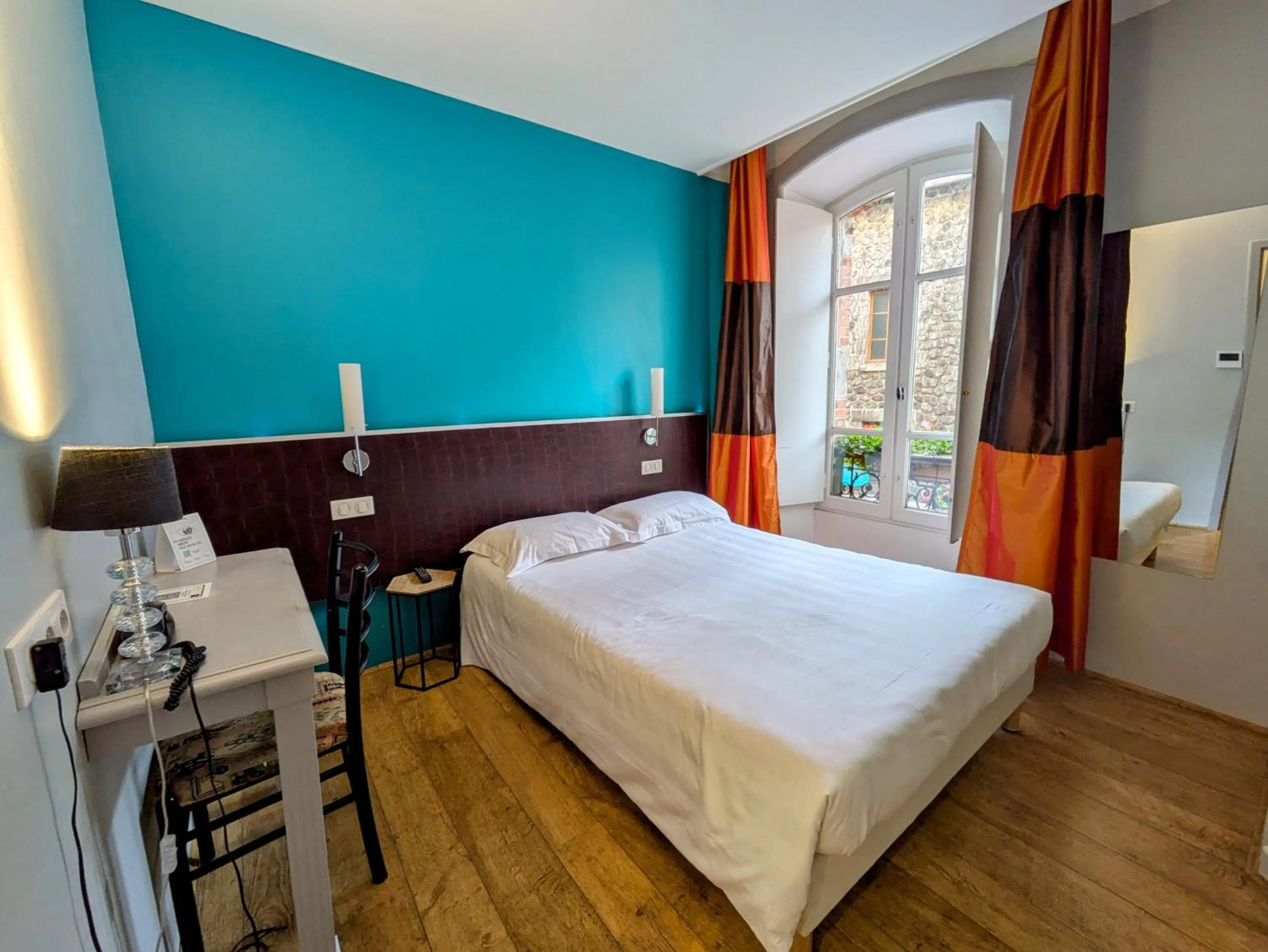 Bed in The Originals Boutique, Grand Hôtel Saint-Pierre, Aurillac