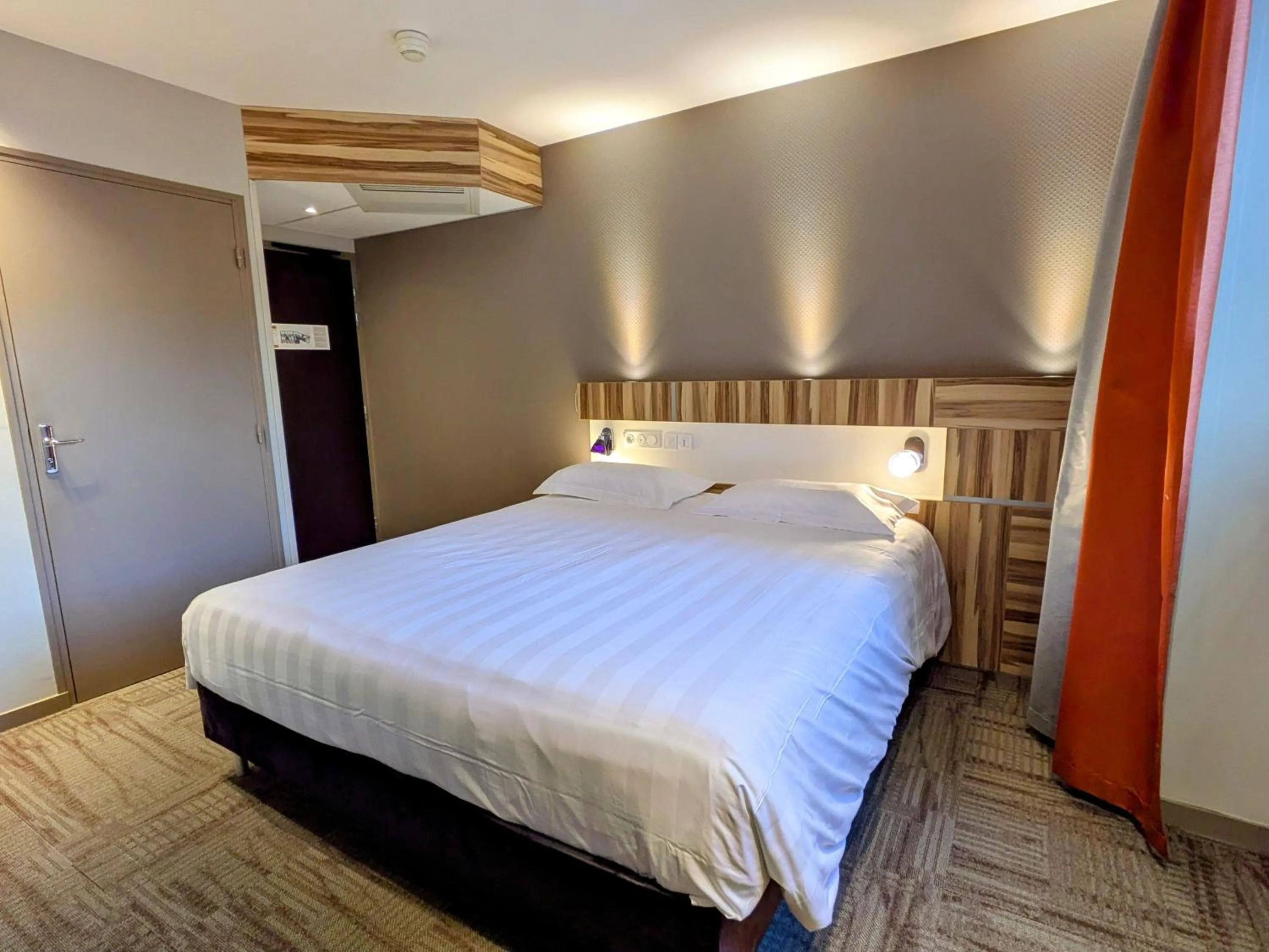 Bed in The Originals Boutique, Grand Hôtel Saint-Pierre, Aurillac